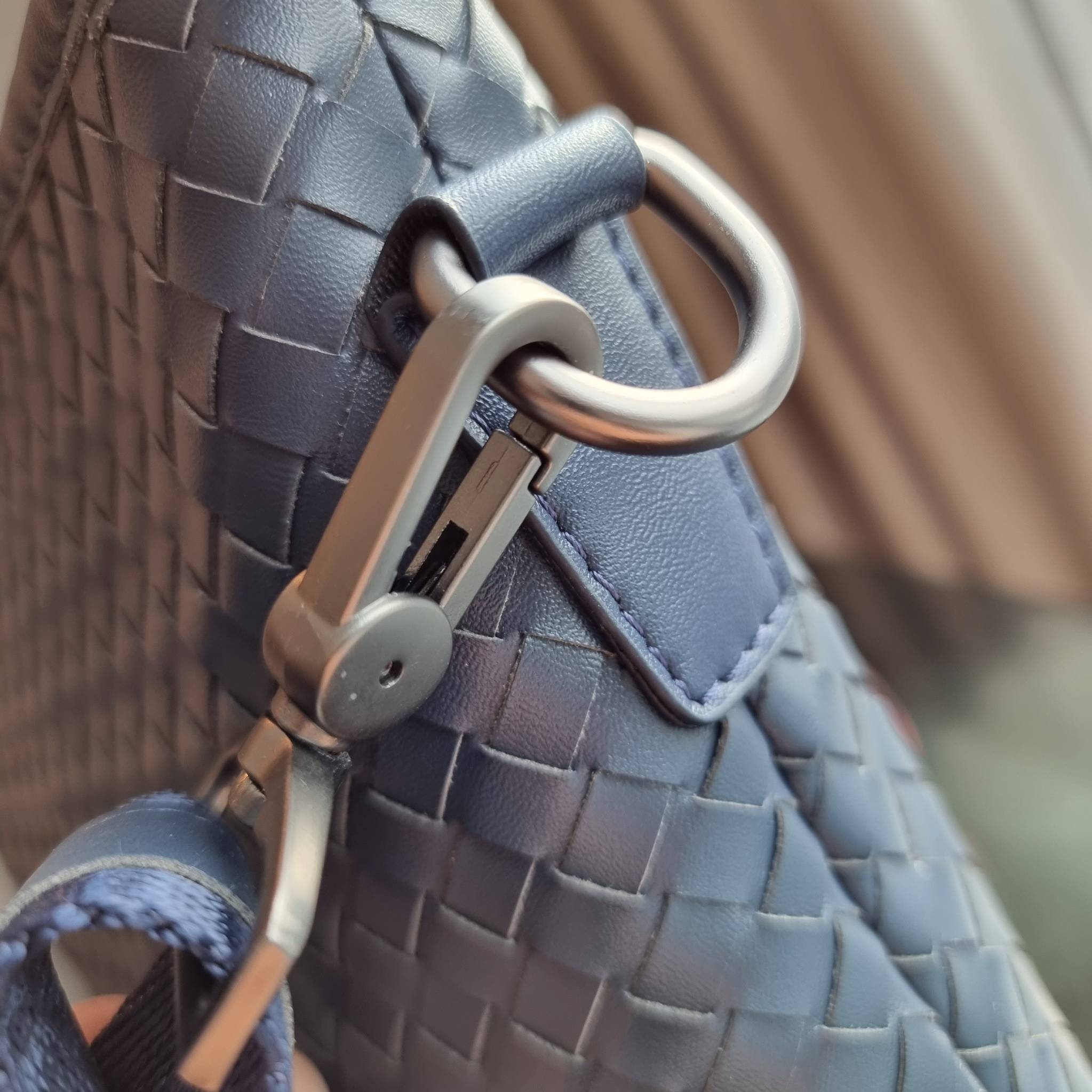 VIP 】อีกหนึ่งไอเท็มเด็ดที่หนุ่มๆรอคอย กระเป๋าสะพายข้างทรงแมสเซนเจอร์ B.ottega venata vip bag ดีไซน์คลาสสิคเอกลักษณ์ ลายสานเรียบหรู ดูแพง ทรงผู้ดี หล่อไปอีก อัพลุคไปอีก วัสดุหนังวัวเต็มใบ เปิด-ปิดด้วยซิป ภายในโล่งกว้างใส่ของได้ครบถ้วนสิ่งสำคัญ สายสะพายปรับ