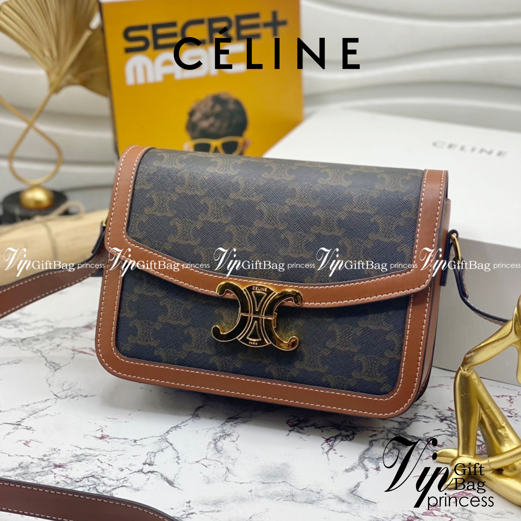 หนังแท้ CELINE MEDIUM TRIOMPHE BAG IN TRIOMPHE CANVAS AND CALFSKIN / CELINE TEEN สาวๆที่กำลังมองหากระเป๋าน่ารักเอาไว้ใช้ในวันสบาย ๆ แต่ไม่รู้เลือกกระเป๋า Celine รุ่นไหนดี แนะนำรุ่นนี้เลยคะ เป็นกระเป๋าสะพายข้างขนาดกำลังดี สวยแบบคลาสสิก หรูหราด้วยแคนวาสเคลื