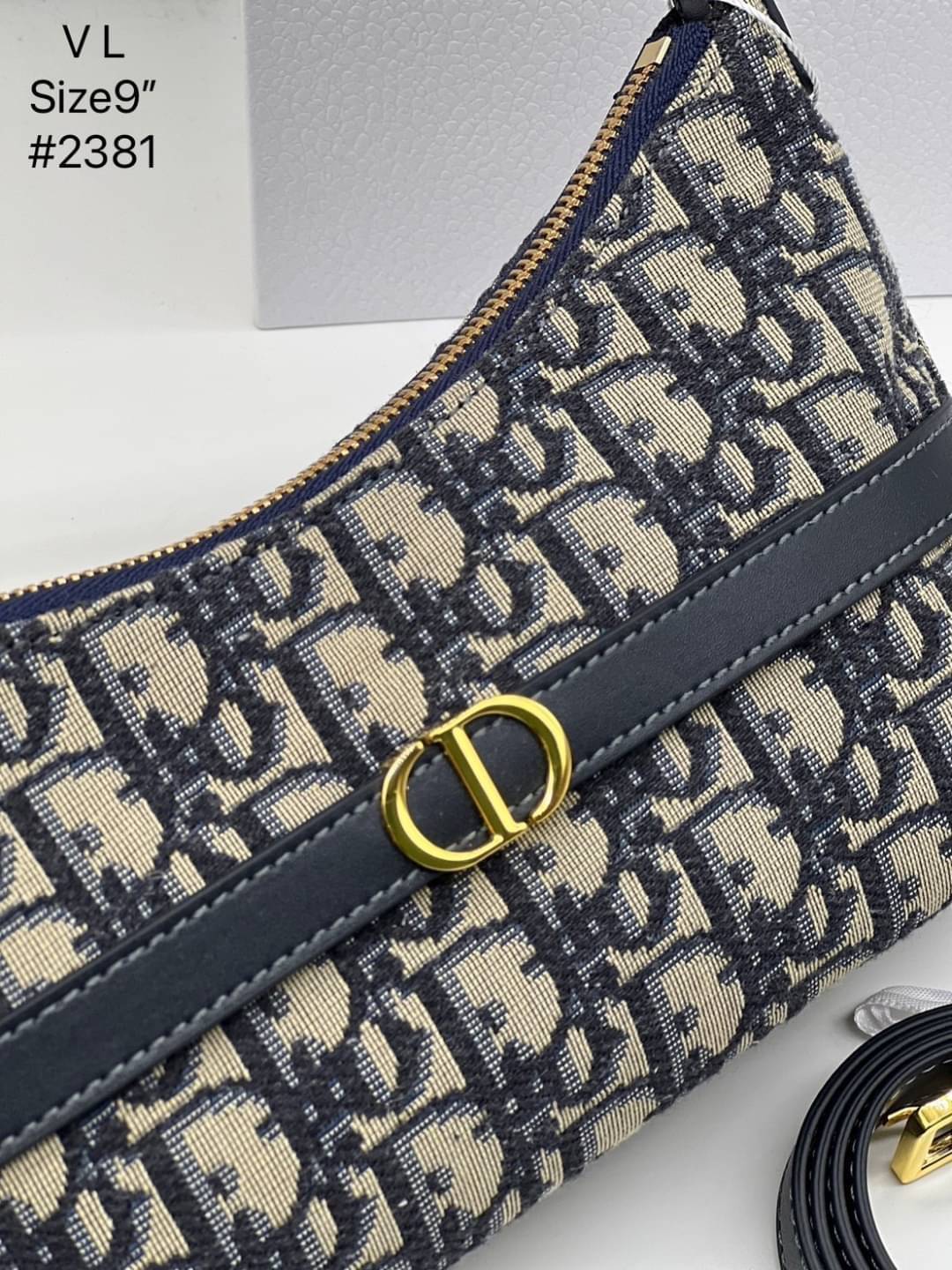 DIOR 30 MONTAIGNE CIGALE MINI BAG กระเป๋าสะพายไหล่ทรงโฮโบ รุ่นใหม่ล่าสุด ไซส์มินิที่ไม่ได้เล็กอย่างที่คิด เพราะใบนี้สามารถใส่ของสำคัญได้ครบ ดีไซน์สวยคลาสสิค เรียบแต่โก้ น้อยแต่หรูหรา