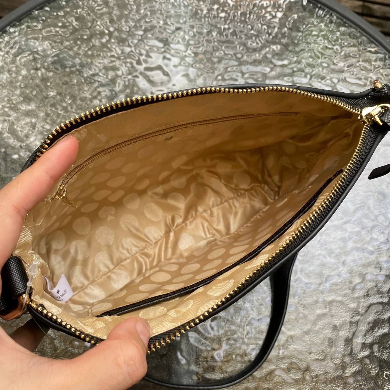 ของแท้ 💯% Kate spade กระเป๋าcrossbodyทรงพัด หนังอยู่ทรง ด้านหน้ามีช่องเอนกประสงค์1ช่องประดับด้วยป้ายโลโก้แบรนด์ตัวหนังสือสีทอง