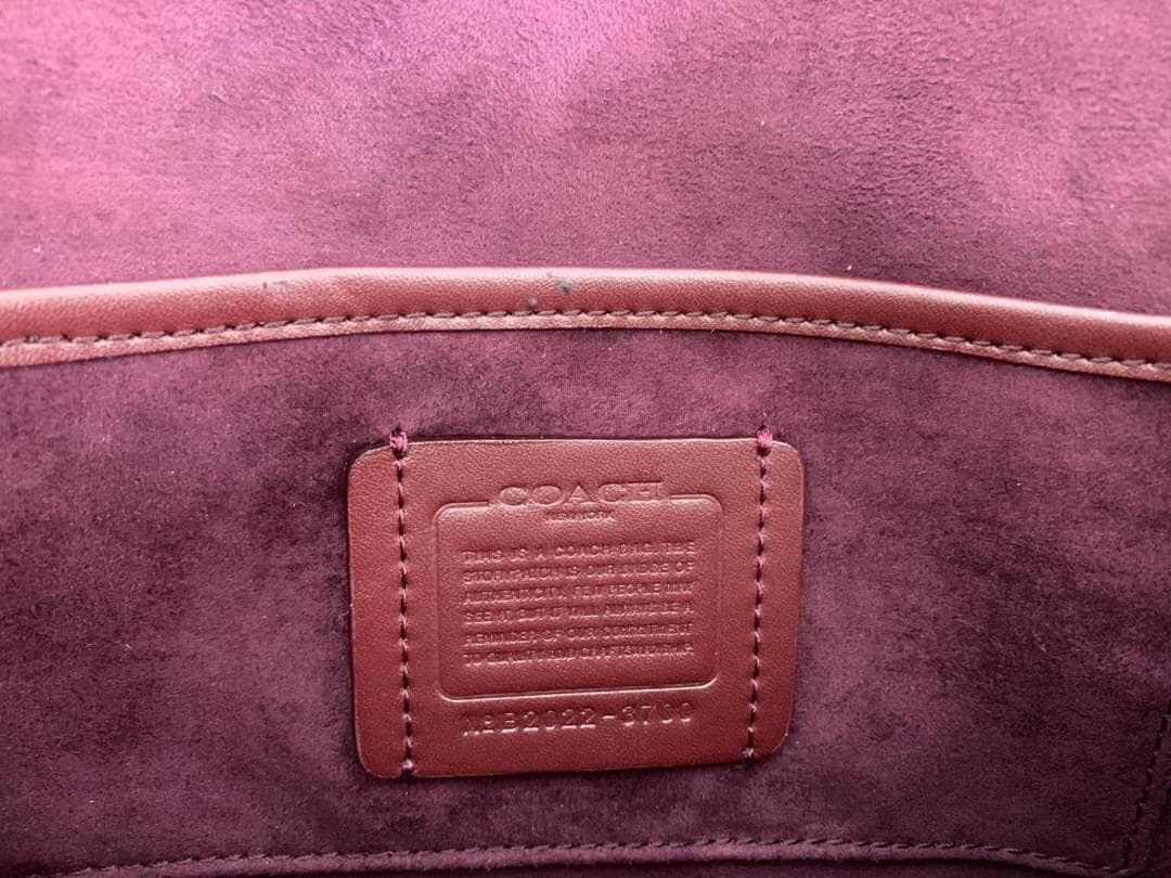 COACH Tabby Shoulder Bag 26 In Signature Chambray กระเป๋าหิ้วได้//คล้องไหล่ได้//สะพายข้างได้ วัสดุผ้าแคนวาสทอลายอย่างดี+หนังแท้ค่ะ เปิดปิดกระเป๋าแบบกระดุมแม่เหล็ก มีอะไหล่แบรนด์ตัวใหญ่ด้านหน้าหรูหราเลยทีเดียว ภายในกระเป๋ามีช่องหลักใส่ของ2ช่อง สามารถใส่กระ