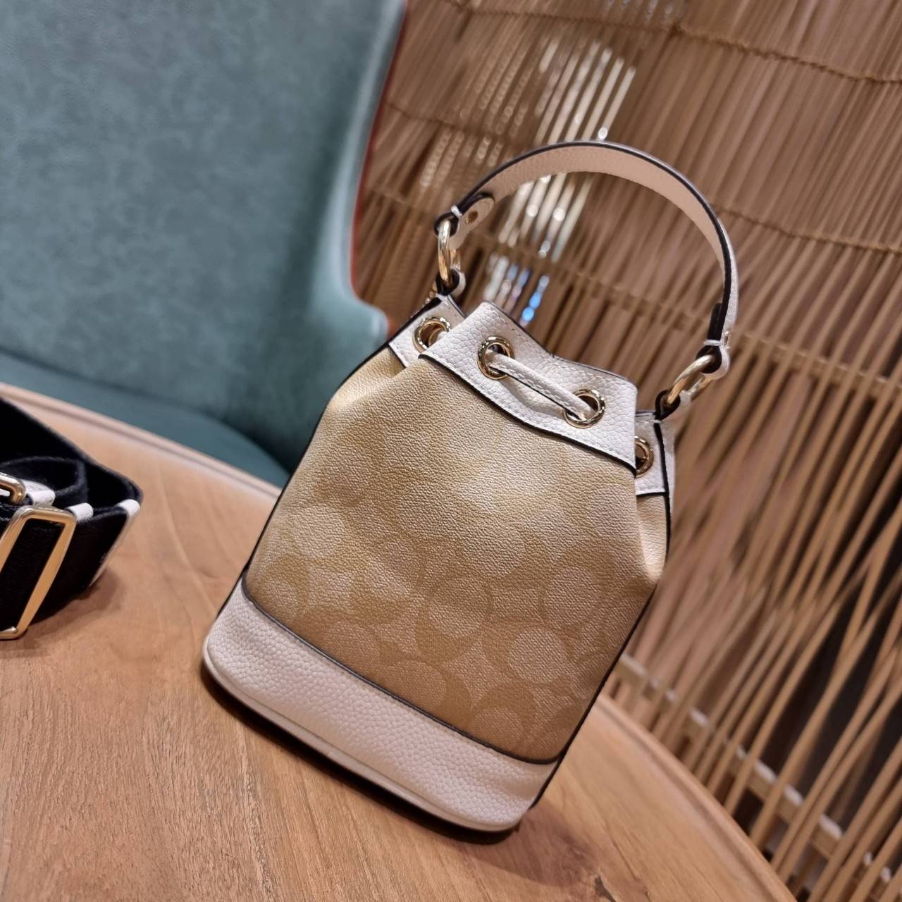 COACH C5121 DEMPSEY 15 DRAWSTRING MINI BUCKET BAG น้องคนสวยมาใหม่จ้า รุ่นใหม่กริ๊บ!! ยังไม่เข้าช็อปไทย ละมุนคุณหนูต้องมาแล้วแหละ กระเป๋าทรงถังไซส์มินิ ใช้งานง่ายด้วยการรูดหนังปิดรอบปากกระเป๋า ทุกอย่างลงตัวที่สุด!! มาพร้อมตัวห้อยรูปหัวใจสีทองกุ๊กกิ๊ก น่ารั