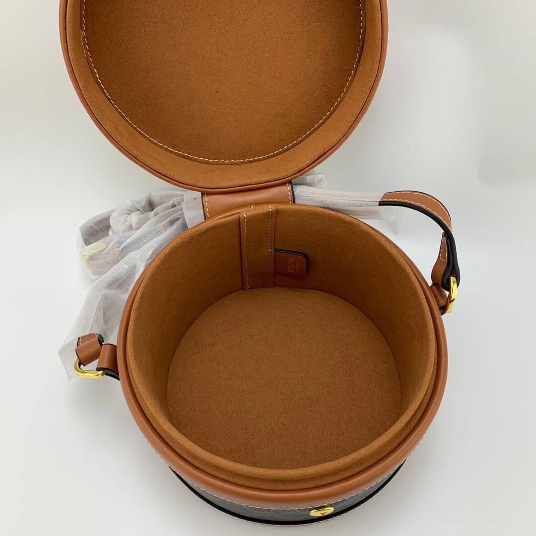 CELINE CROSSBODY BAG VIP GIFT WITH PURCHASE (GWP) พรีเมี่ยมกิ๊ฟ Limited Edition จาก CELINE PERFUME DUTY FREE COUNTER วัสดุ TRIOMPHE CANVAS & LEATHER ทรงกลมสวยหรูอยู่ทรงเปิดปิดด้วยฝาปิดกระดุมโลโก้แบรนด์ ภายในโล่ง สามารถใส่กล้อง มือถือ ของใช้ได้เยอะ สายสะพา