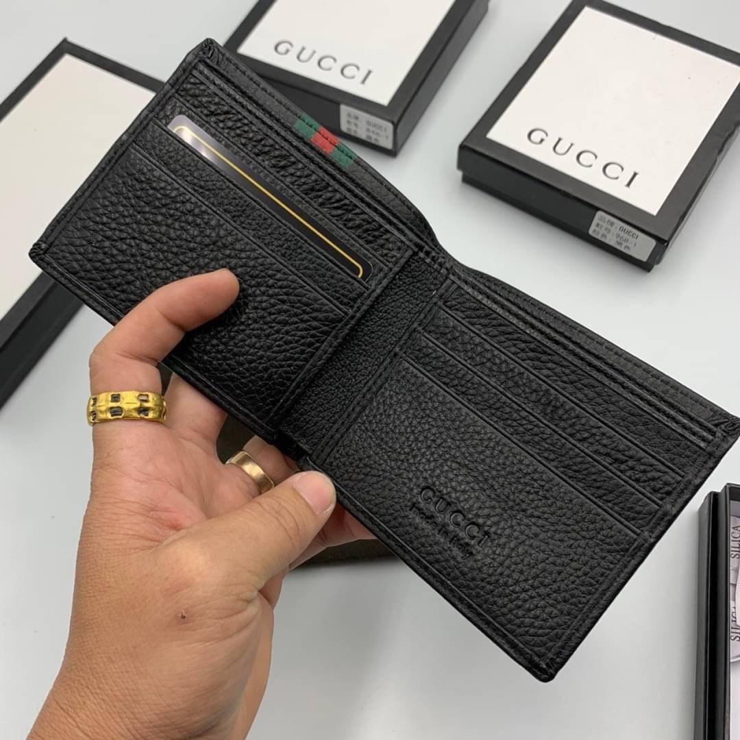 หนังแท้ GUCCI Men Short Wallet รุ่นใหม่ล่าสุด!! หนังสวยเริด ดีงามมากค่าาา กระเป๋าสตางค์ใบสั้น ดีไซน์ใหม่ สวยดูหรู ถือใช้กำลังเหมาะมือ ใส่บัตรได้เยอะ ใส่ธนบัตรได้ทุกชนิด มาครบ set พร้อมส่ง!! เป็นไอเท็มที่หนุ่มๆต้องมีจริงๆจ้า 😎😎