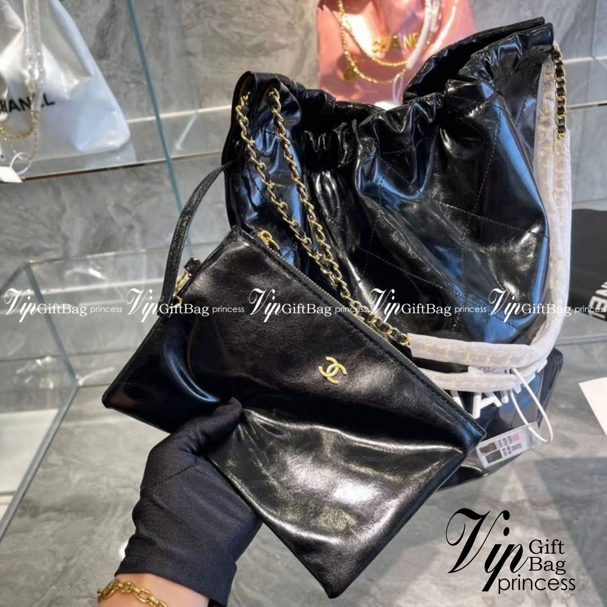 Chanel ss22 Logo CC shopping tote / Chanel 22 handbag มาแรงที่สุดในตอนนี้ก็คือรุ่นนี้เลย ใช้งานง่ายรุ่นนี้สามารถใช้ได้ทั้งผู้หญิงและผู้ชายน้า เกินต้านที่สุดกับไอเท็มนี้ ที่สาวๆหรือใครๆก็ต้องมีแล้ว!! แค่เห็นก็หลงรัก กระเป๋าทรงสวย