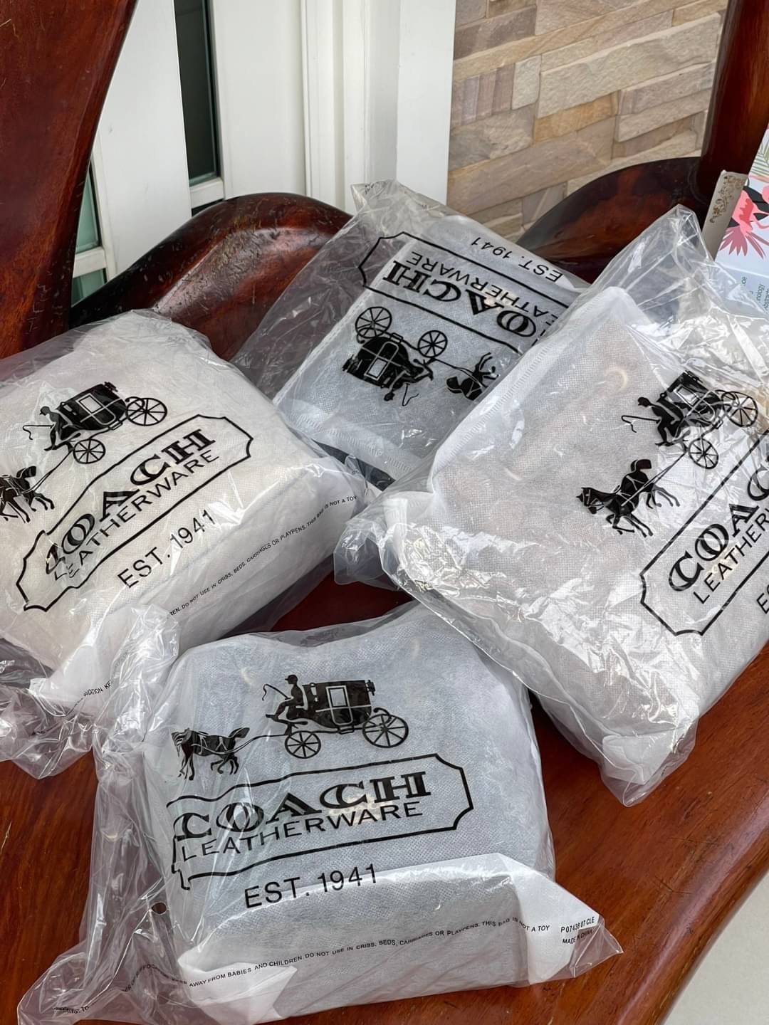 Coach Lena Crossbody Signature Bucket Bag กระเป๋าสะพายไหล่สุดคลาสสิกรุ่นนี้ เป็นรูปทรงถัง ที่สามารถจุของได้กำลังดี สำหรับสาวๆสายแฟชั่นที่ชอบรายละเอียดชิคๆ ดีไซน์เก๋ ด้วยรูปทรงของกระเป๋าที่ออกแบบมาให้ฐานเป็นรูปสี่เหลี่ยมทำให้กระเป๋ายังคงรูปทรงได้ง่าย มีสาย