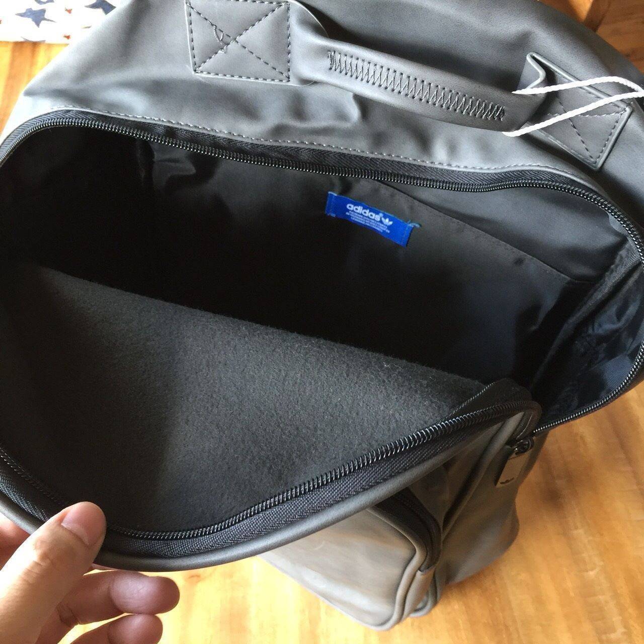 Adidas Originals Classic Trefoil Backpack วัสดุเป็น puหนังนิ่มและโพลีเอสเตอร์100% สะดวกสบายและมีดูดีมีสไตล์ด้วยเป้สะพายหลังสำหรับอุปกรณ์ออกกำลังกาย ปลอดภัยและจุได้เยอะขึ้นด้วยกระเป๋าหน้าพร้อมซิปสำหรับสิ่งของชิ้นเล็ก ภายในมีช่องโน้ตบุ๊กโดยเฉพาะ ด้านหน้าสกร