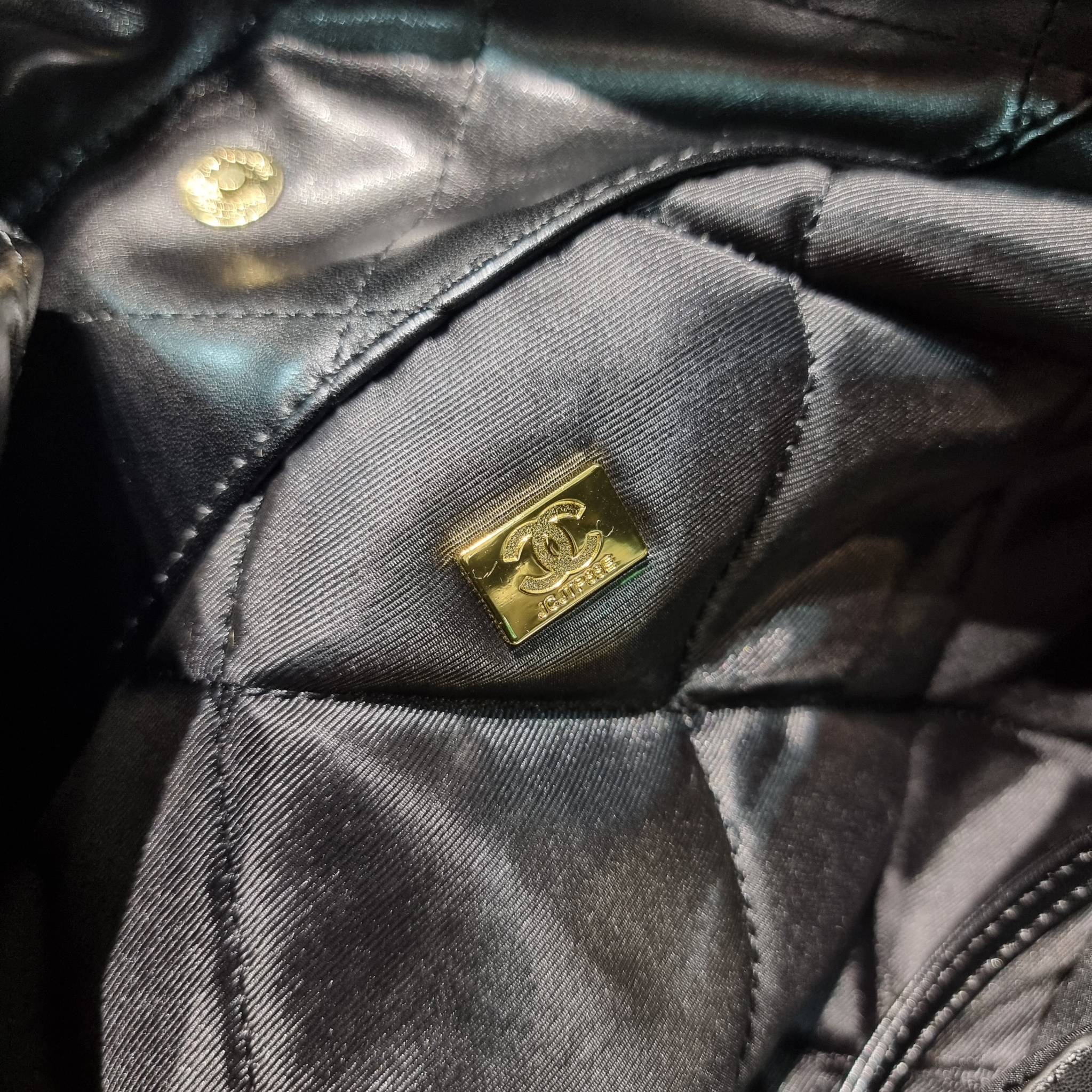 Chanel ss22 Logo CC shopping tote / Chanel 22 handbag มาแรงที่สุดในตอนนี้ก็คือรุ่นนี้เลย ใช้งานง่ายรุ่นนี้สามารถใช้ได้ทั้งผู้หญิงและผู้ชายน้า เกินต้านที่สุดกับไอเท็มนี้ ที่สาวๆหรือใครๆก็ต้องมีแล้ว!! แค่เห็นก็หลงรัก กระเป๋าทรงสวย