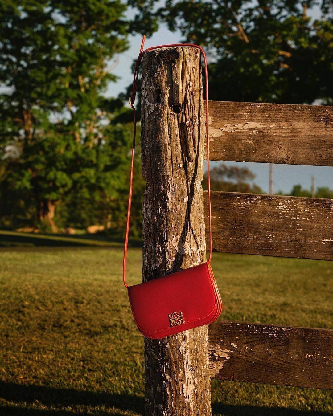 LOEWE CROSSBODYBAG VIP GIFT WITH PURCHASE (GWP) กระเป๋าสะพายพรีเมี่ยมกิ๊ฟ Limited Edition จากน้ำหอม LOEWE DUTY FREE วัสดุหนังแท้ Calf Leather หนังเรียบสวยอยู่ทรงดีไซน์สุดคลาสสิค เปิดปิดด้วยฝาปิดโลโก้แบรนด์อะไหล่ทองหรู ภายในมีช่องแบ่งหลายช่องแยกเป็นสัดส่วน