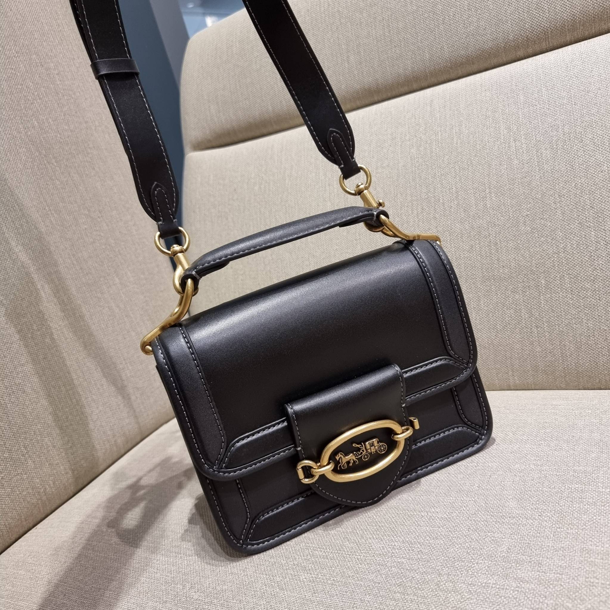 COACH C8449 HERO SHOULDER BAG / COACH C8450 HERO SHOULDER BAG IN SIGNATURE CANVAS ดีไซน์ใหม่ล่าสุด ที่มาพร้อมความหรูยกระดับ กระเป๋าถือ/สะพายข้าง ออกแบบทรงสวย คลาสสิค ขนาดกำลังพอดี ไม่ว่าจะถือ หรือสะพายสายครอส ก็ดูดีแบบไม่ต้องแต่งเติม วัสดุหนังแท้เต็มใบ ฝา