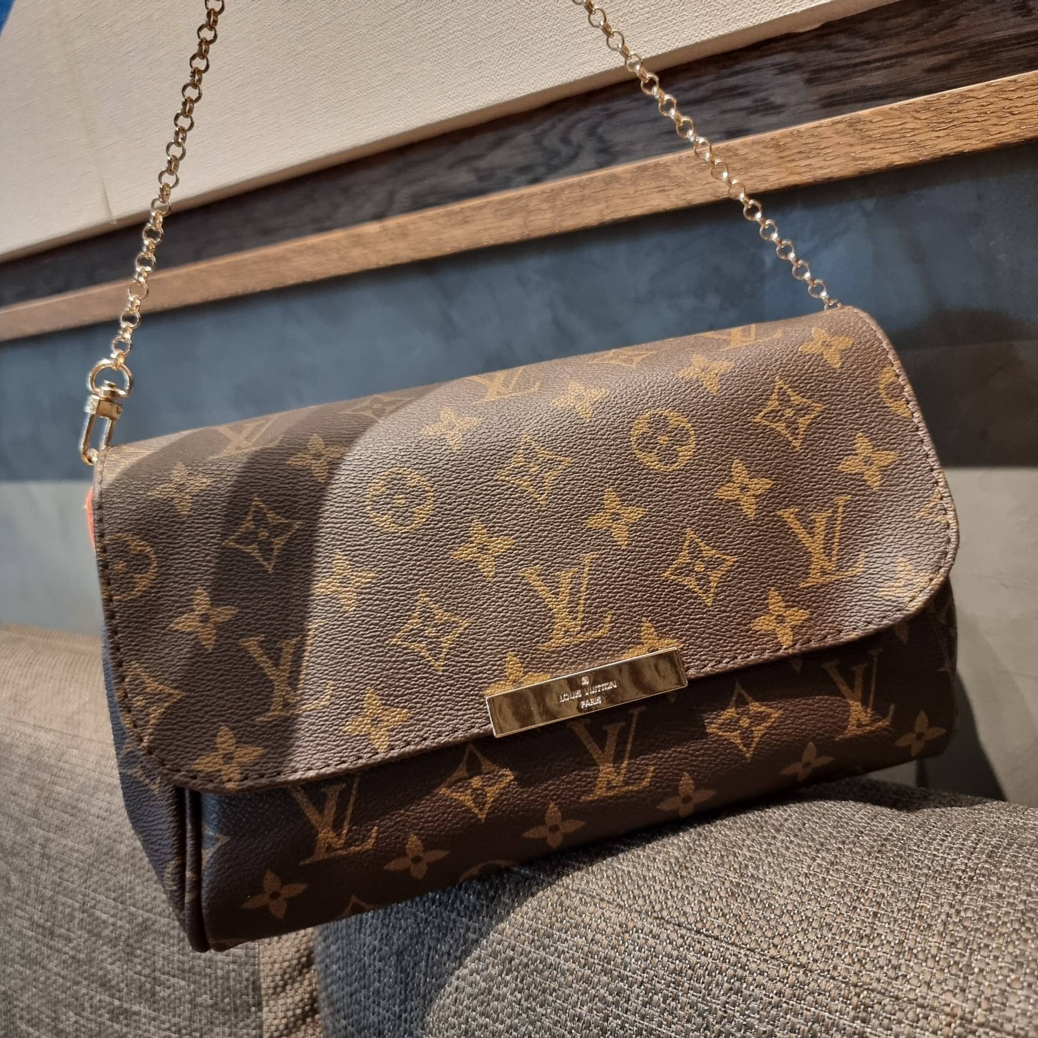 LV CROSSBODY CHAIN BAG rare item!! วัสดุหนังแคนวาส คมชัด หรู เปิด-ปิดกระเป๋าด้วยแถบแม่เหล็ก ภายในเป็นช่องโล่ง ใส่ของใช้สำคัญได้สบายๆ มือถือ พาวเวอร์แบงค์ เครื่องสำอางค์ ของจุกจิกได้หมดจ้า มาพร้อมสายสะพายโซ่ และสายสะพาย crossbody ถอดออกได้ พร้อมเสิร์ฟความส