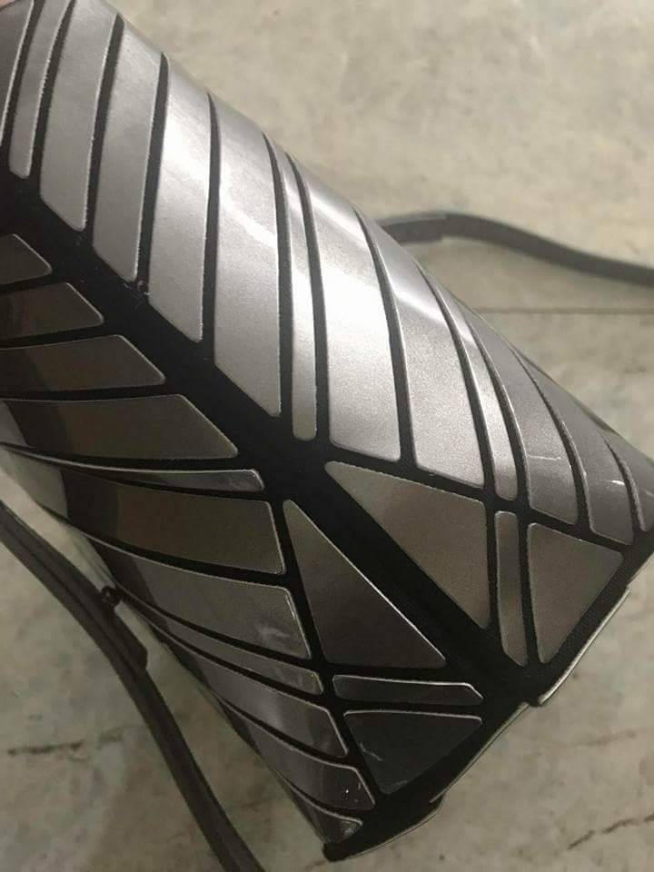 David Jones mini tote bag New arrival & Limited edition กระเป๋าถือหรือสะพาย ลายสวย V shape look modern ปรับใช้ได้ 2 ทรง น้ำหนักเบา ใส่กระเป๋าสตางค์ยาวได้ค่ะ มีช่องเล็กใส่ของจุกจิก ใบนี้ mix & match ได้ทุก look ค่ะ #OBSDAVIDJONES