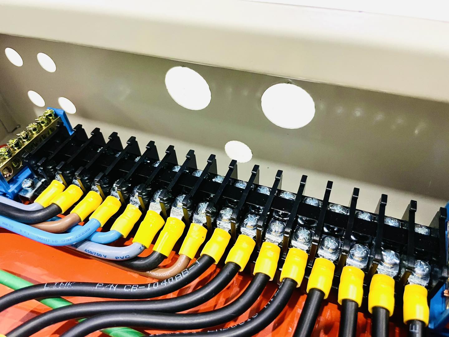 ตู้คอมบายเนอร์สำหรับงานโซล่าเซลล์ Solar Combiner 10kWp 2 สตริง 3 เฟส