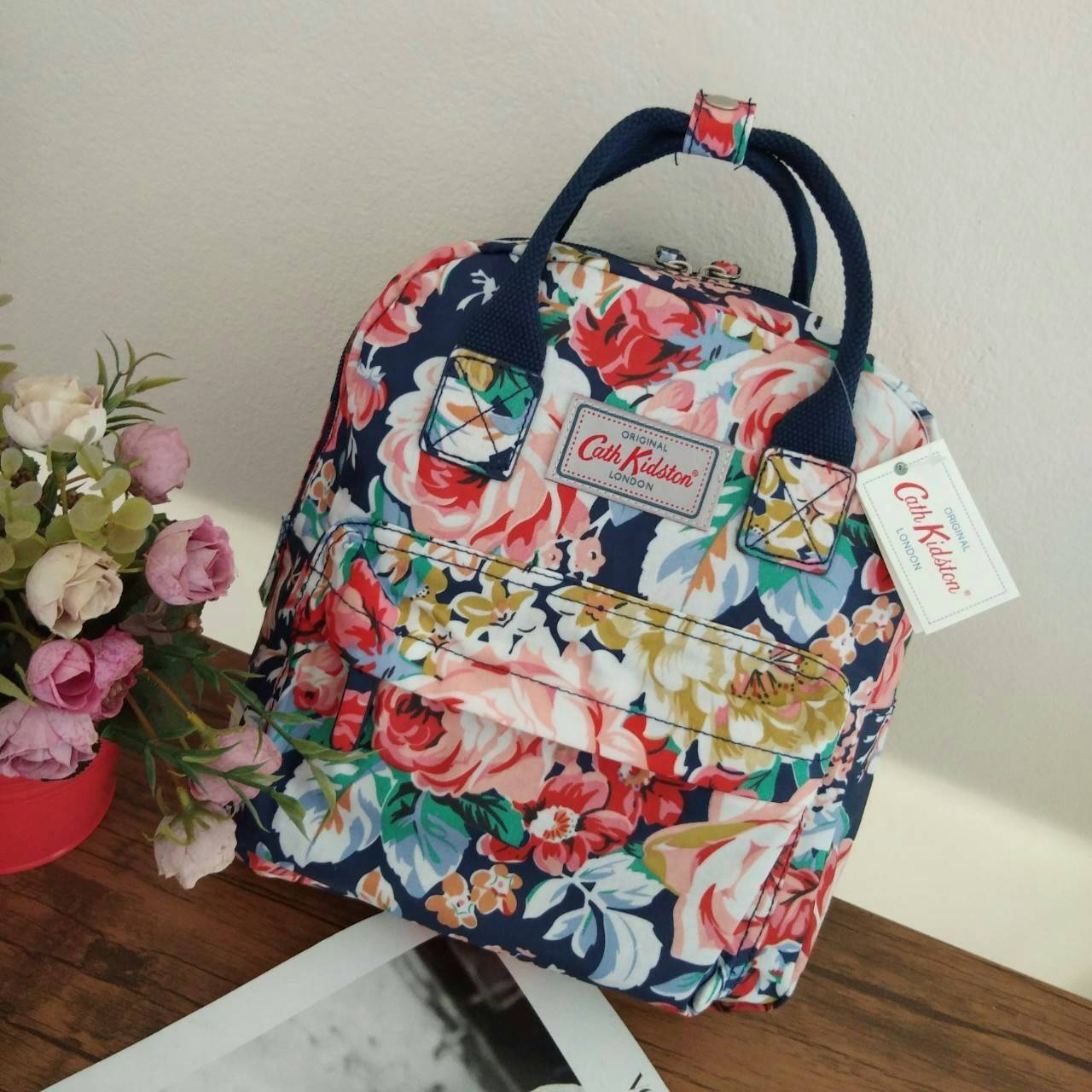 Cath Kidston Mini Backpack Bag กระเป๋าเป้ size mini สไตล์ Vintage สุดฮิต วัสดุ Canvas เคลือบ ทนทาน ดูแลรักษาง่าย มีหูหิ้ว ด้านหน้ามีช่องซิป เปิดปิดกระเป๋าด้วยซิป ภายในมีช่องซิปเล็ก ใน่กระเป๋าสตางค์ใบยาวได้ ใบนี้จะถือหรือสะพายก็ดูดีค่ะ