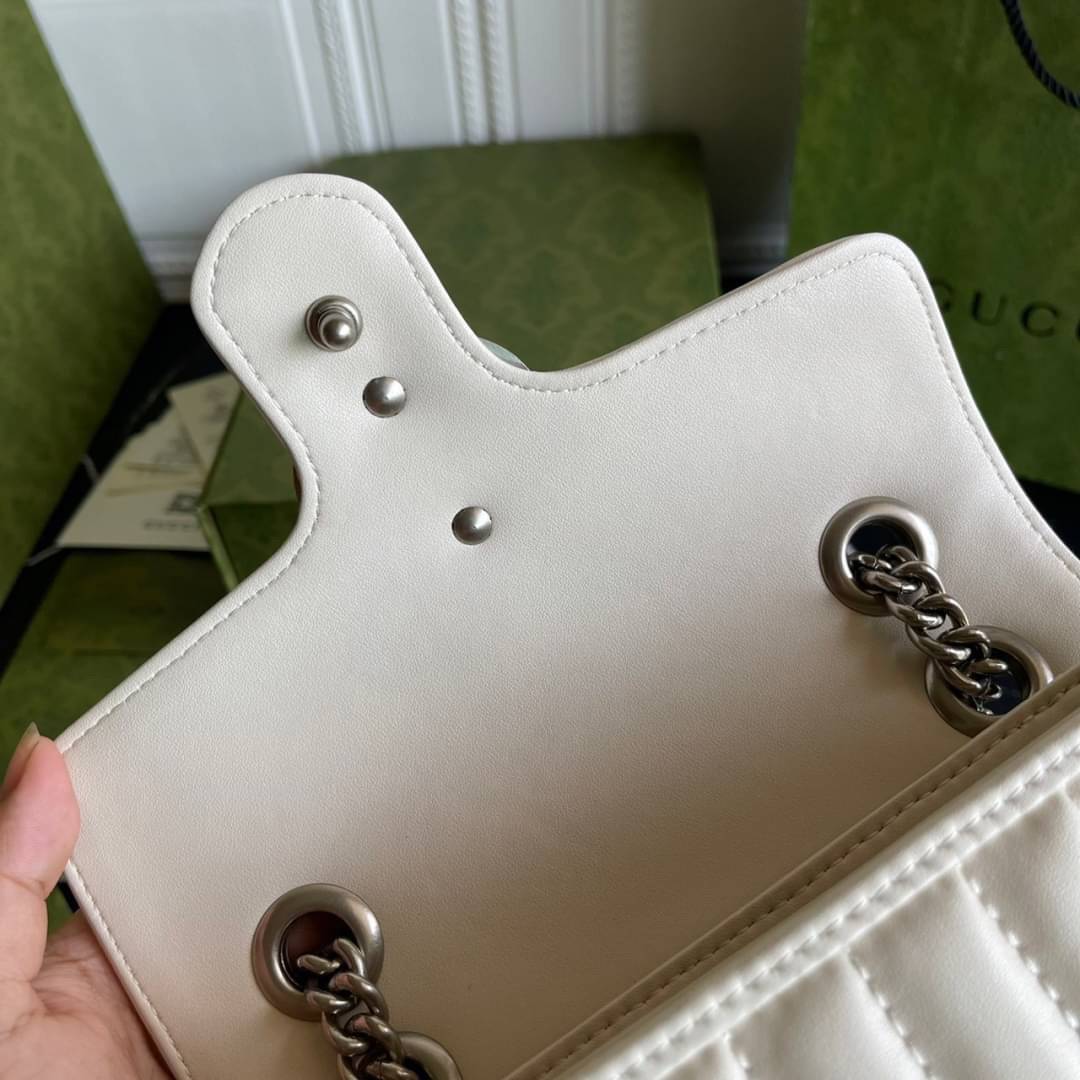 หนังแท้ GUCCI GG Marmont leather shoulder bag แบบใหม่ล่าสุด ราคานี้หนังแท้คือคุ้มมากเลยค่าสาวๆ ต้องจัดแล้วน้าา ยกระดับความหรูให้กับตัวเองกันหน่อย ด้วยกระเป๋ารุ่นนี้!! ครอสบอดี้ที่ดีไซน์หรู อัพเลเวล ในราคาที่จับต้องได้ พร้อมเสิร์ฟความสวยตรงถึงบ้านแล้วจ้า