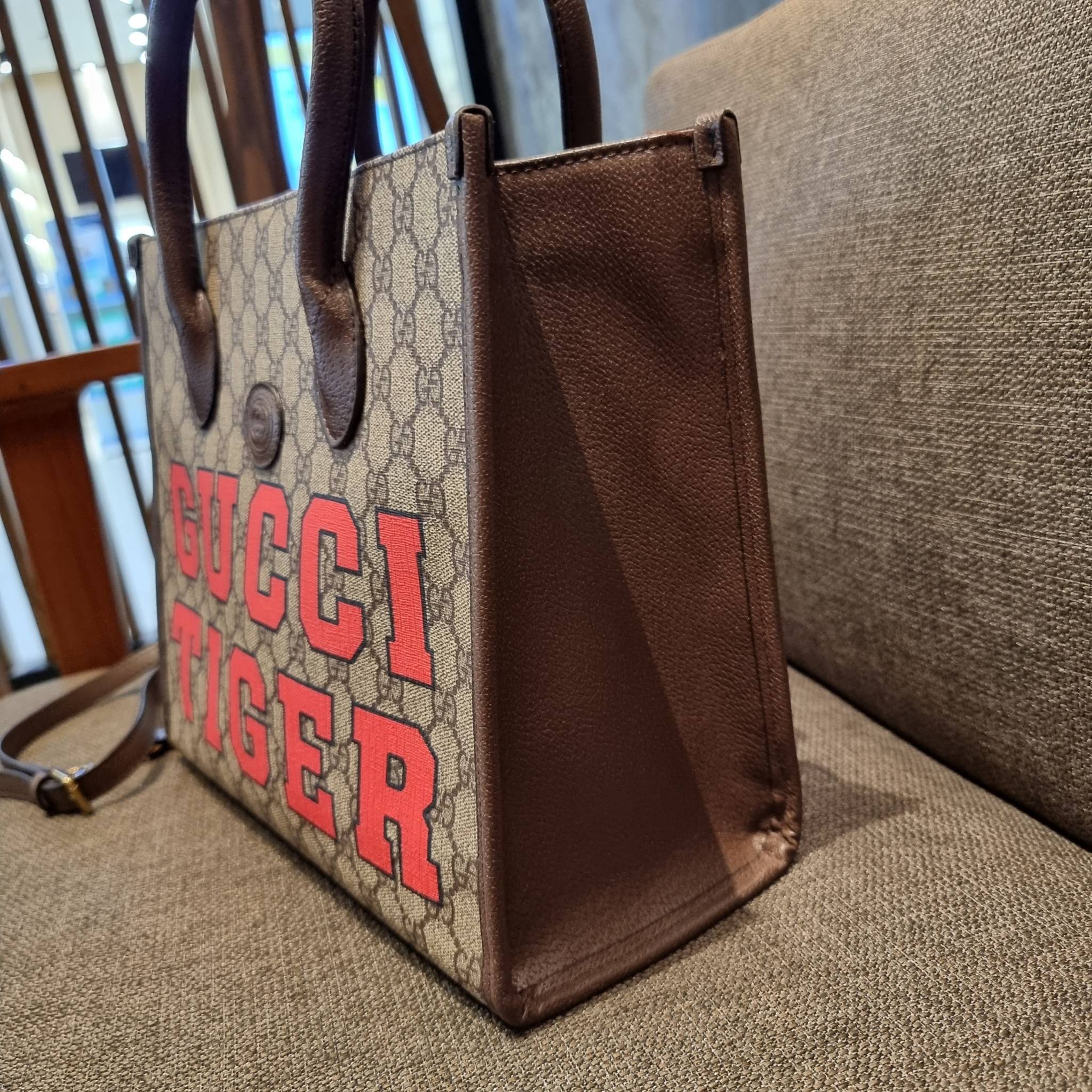 GUCCI Tiger GG small tote ใบใหญ่ ร้อนแรงไฟลุก!! ต้อนรับปีเสืออย่างเป็นทางการ จัดให้แบบเลิศๆ กับกระเป๋าทรงโท้ท วีไอพีพรีเมี่ยมกิ๊ฟ ไซส์ใหญ่ โดดเด่นด้วยจัมโบ้ฟอนท์ สวยเอกลักษณ์ วัสดุหนังแคนวาส ภายในโล่งกว้างมาก ใส่ของแบบแน่นๆ จุๆไปได้เลย หมดห่วง!! และยังมีส