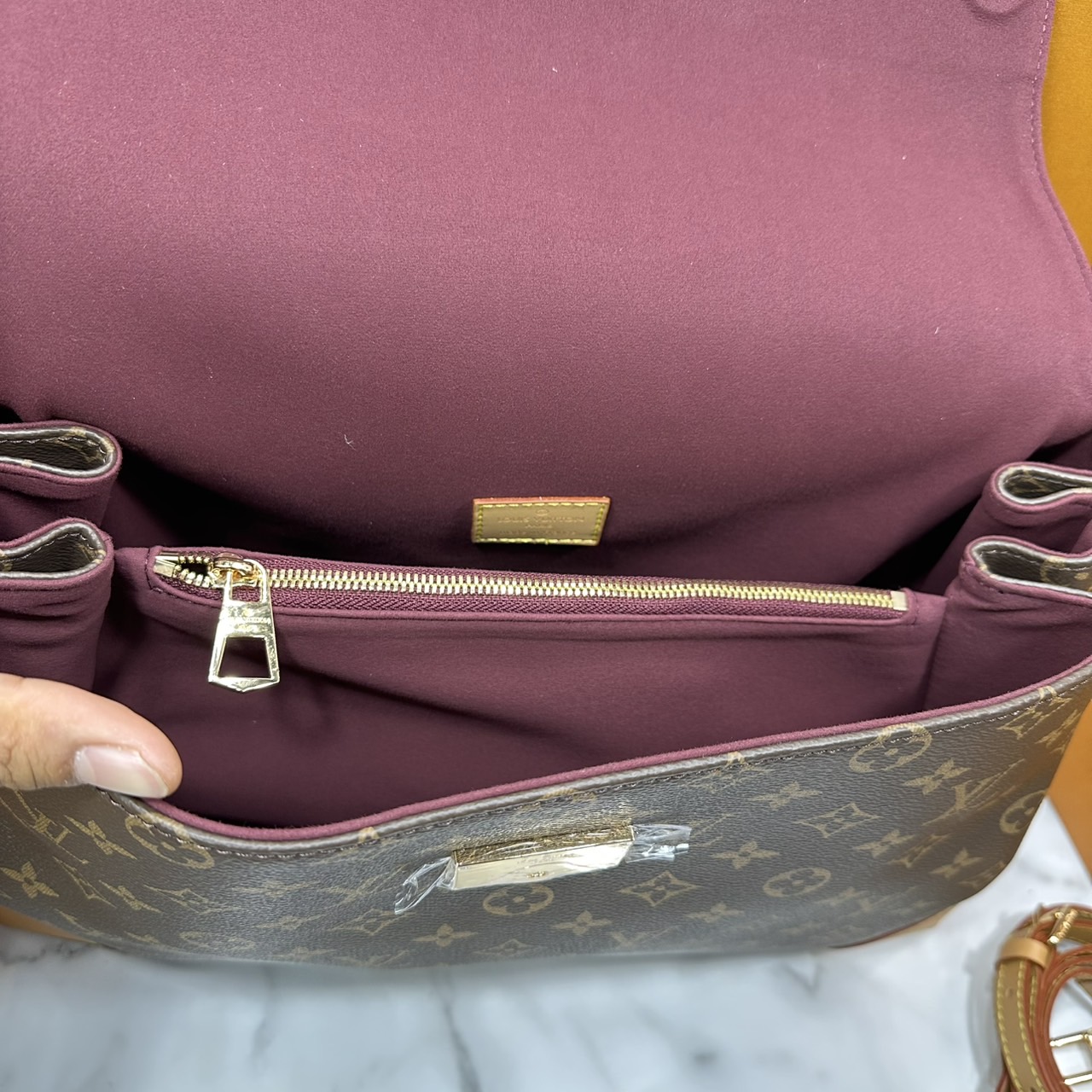 ORI หนังแท้ | LV Hide Away MM Hobo Bag กระเป๋าสะพายทรงสวยหรูสำหรับใส่ทำงานหรือใส่เที่ยวพักผ่อน ผสานดีไซน์เรียบหรูเข้ากับเอกลักษณ์เฉพาะตัวของ Louis Vuitton ผลิตจากผ้าแคนวาสเคลือบลายโมโนแกรม