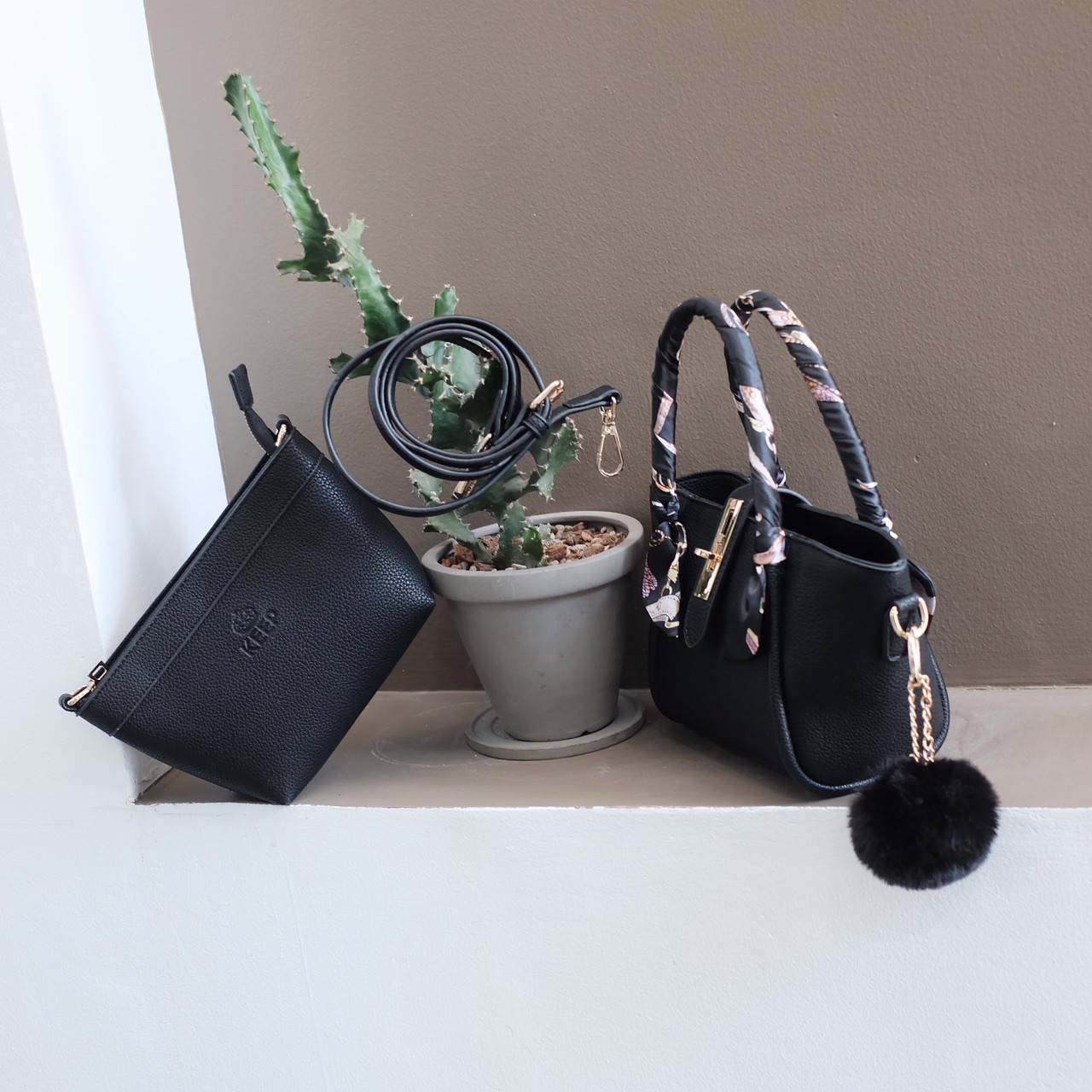 กระเป๋าทรงน่ารักๆ รับ Summer นี้เลยค่า KEEP ‘ Basket ‘ Handbag > ทรงน่ารัก (ราคานี้แถม ปอมๆ และผ้าพันหูกระเป๋าให้ 2 ผืน เข้า Set ) > มีใบเล็กด้านใน ให้อีก 1 ใบ สามารถเอาออกมาใช้สะพายได้ ( เหมือนซื้อ1ได้2 ) >น้ำหนักเบา ใบเล็กกะทัดรัด เหมาะกับ Summ