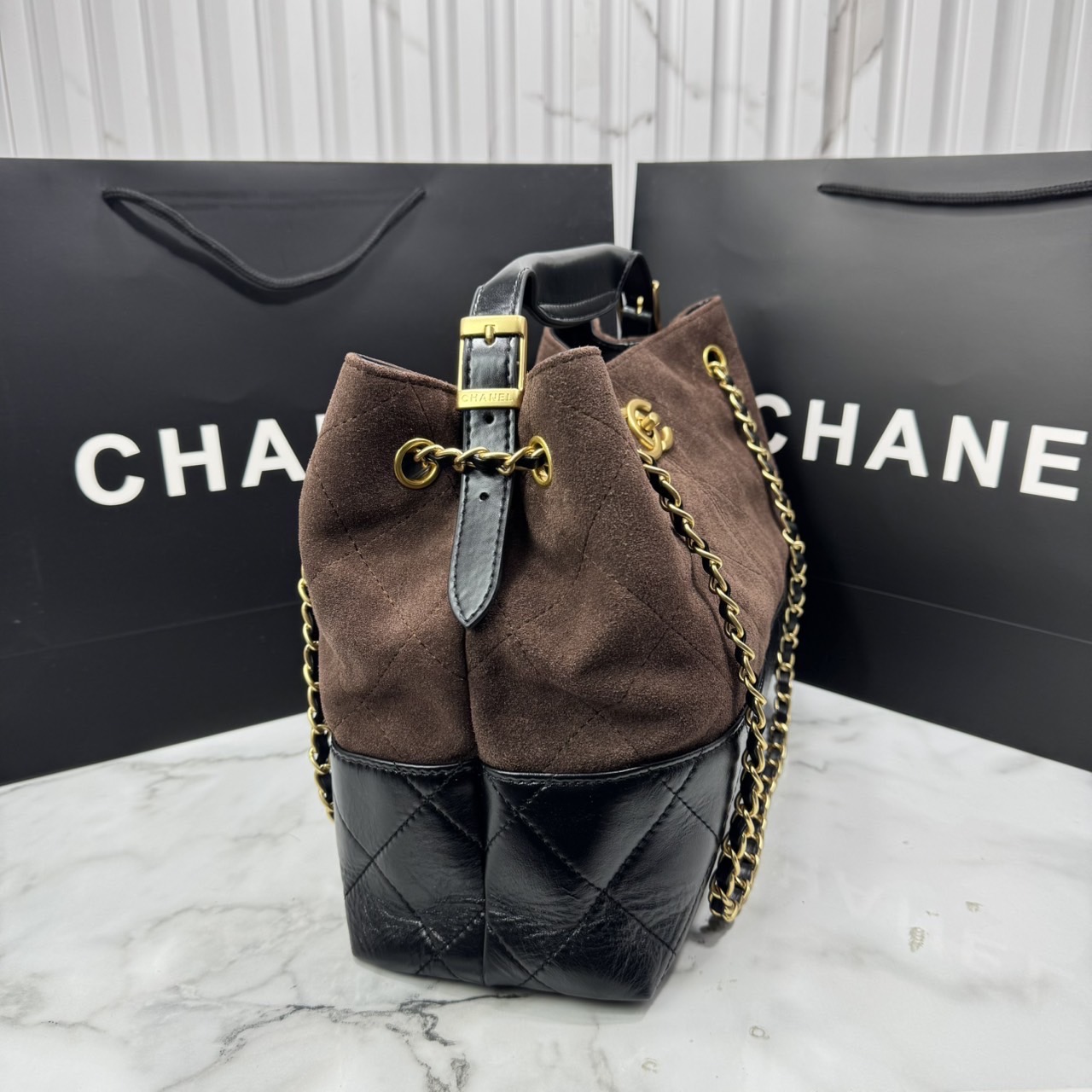 CHANEL Shopping Bag 25A Suede Bag กระเป๋าช้อปปิ้งทรงโท้ทหนังกลับสีทูโทน *สีใหม่น้ำตาลไหม้สีเข้ม ในคอล Métiers Dart 2024/25