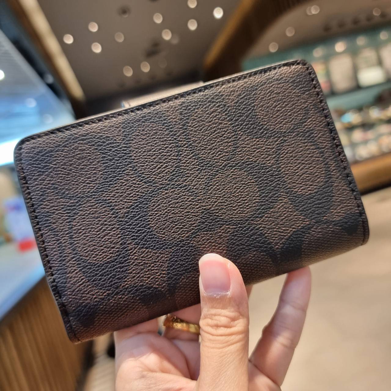 COACH C0082 MEDIUM CORNER ZIP WALLET IN SIGNATURE CANVAS ดีไซน์ใหม่ล่าสุด!! กระเป๋าสตางค์ใบกลาง 👛 ขนาดกำลังเหมาะมือ วัสดุหนังแคนวาสเคลือบลาย ดูแลรักษาง่าย มีช่องใส่บัตรและธนบัตรครบ และช่องซิปแยกไว้ใส่เหรียญ ครบเซ็ทแบบนี้เหมาะส่งต่อเป็นของขวัญที่สุ