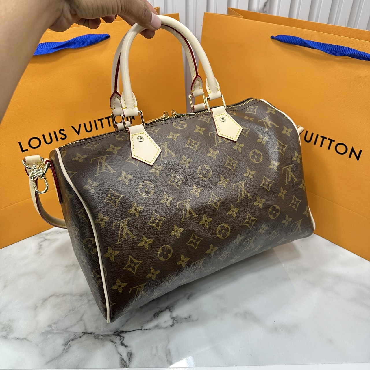 LV speedy soft 30 crafty bag กระเป๋าทรงหมอน รุ่นท็อปฮิต กับดีไซน์ใหม่ต้อนรับฤดูกาลท่องเที่ยว โดดเด่นด้วยการตกแต่งลายพิมพ์ซิกเนเจอร์ และป้ายแท็กหนังสุดเก๋