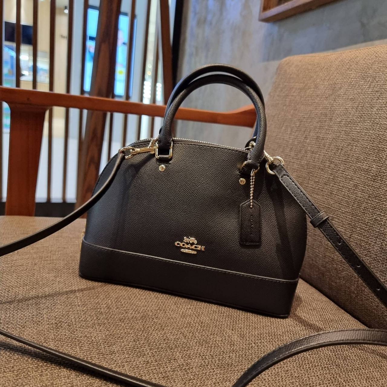 COACH F27591 MINI SIERRA SATCHEL กระเป๋าทรงโดมสุดคลาสสิค สีดำอมตะ ฮิตตลอดกาล มาพร้อมหูจับในตัวและสายสะพายครอสบอดี้ ที่จะคล้องแขนก็ได้อีกลุค หรือจะถือเก๋ๆก็เลิศ วัสดุหนัง crossgrain ทนทาน ดูแลรักษาง่าย ภายในโล่งกว้าง ใส่ของได้ครบไม่ต้องห่วง เป็นไอเท็มที่หา