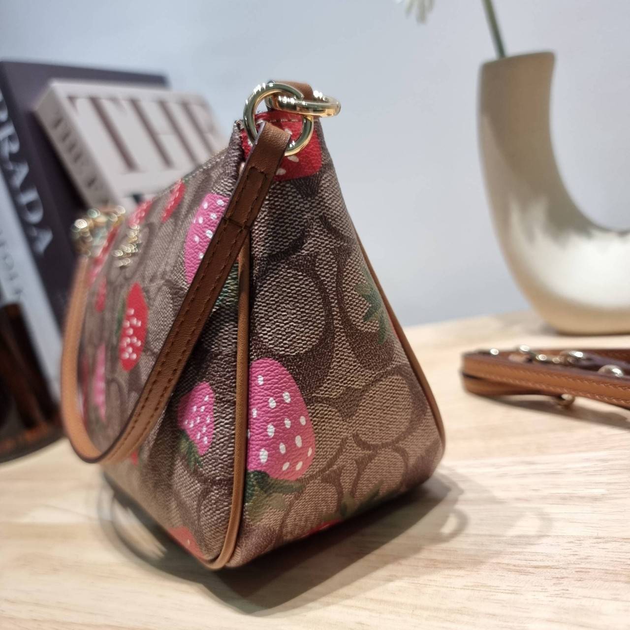 COACH F58321 TOP HANDLE POUCH คอลเลคชั่นสุดฮิต กับดีไซน์ใหม่ น่ารักน่าใช้ทุกแบบ กระเป๋าพอชทรงใช้งานง่าย สะดวก กะทัดรัด วัสดุหนังแคนวาสเคลือบคุณภาพ มาพร้อมสายคล้องในตัว และสายสะพาย crossbody ปรับเปลี่ยนได้ตามสไตล์ อีกหนึ่งไอเท็มที่สาวๆต้องมี ในราคาสุดคุ้ม 