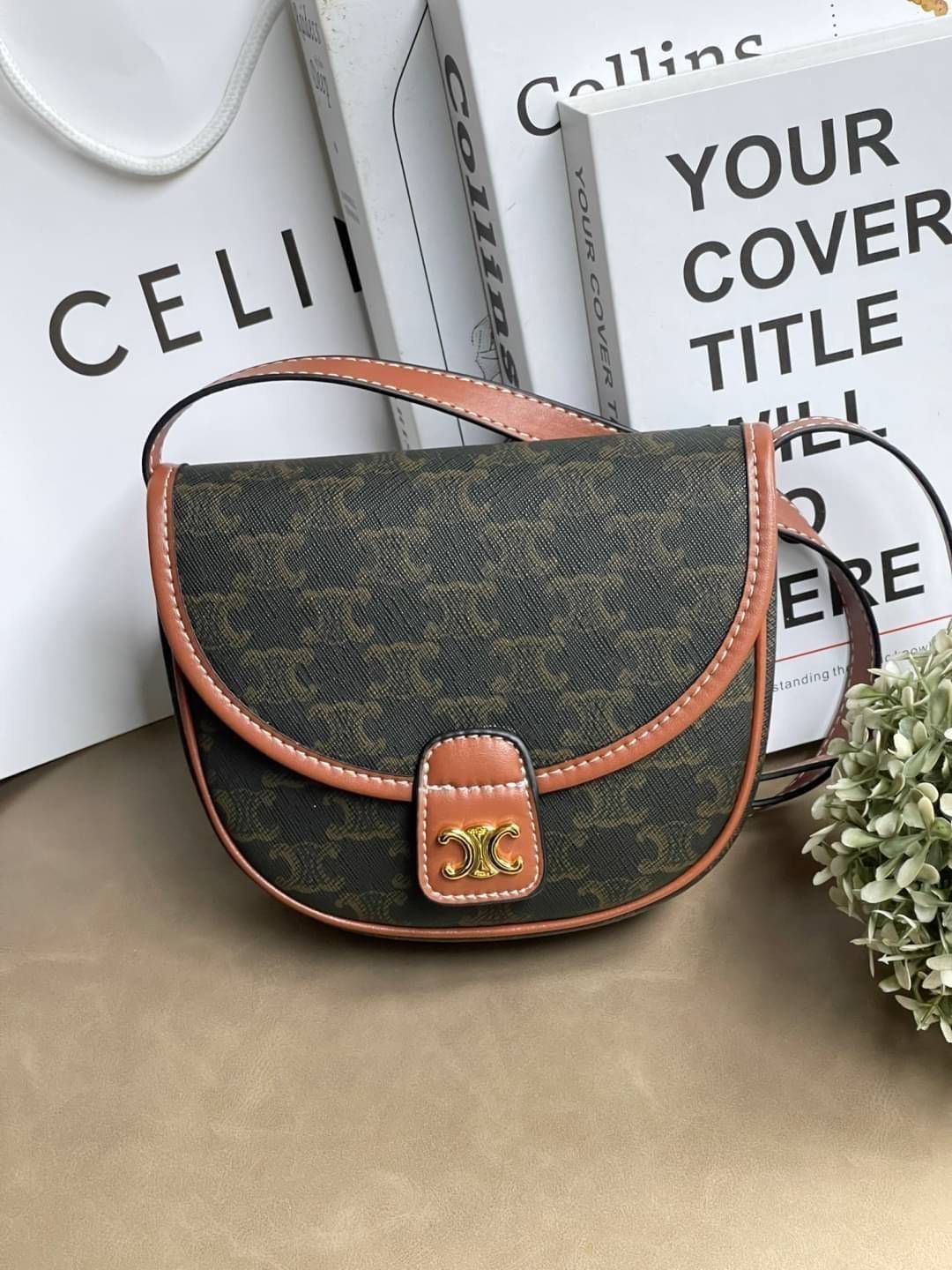 CELINE MINI BESACE IN TRIOMPHE CANVAS หรูหราไปกับกระเป๋าหนังแคนวาสลาย triompe ด้วยขนาดที่กะทัดรัดและดีไซน์ที่เรียบหรูนี้ จึงสามารถนำไปแมทช์กับการแต่งตัวได้ง่าย ไม่ว่าจะเป็นสไตล์การแต่งตัวเท่ ๆ จนถึงสไตล์การแต่งตัวน่ารัก ๆ เพิ่มความหรูหราและโดดเด่นด้วยการต