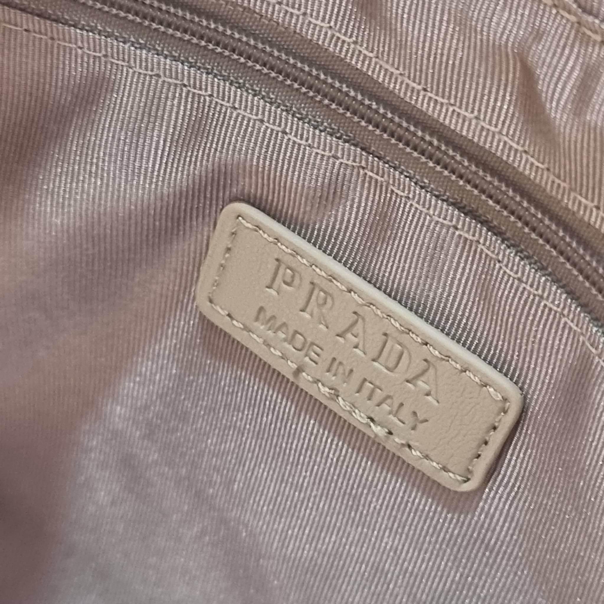 PRADA LEATHER PADDED BAG ใหม่ล่าสุด กับคอลเลคชั่นที่ทำออกมาตอบโจทย์ได้ทุกไลฟ์สไตล์ และเป็นยูนิเซ็กส์ กับกระเป๋าทรงโท้ท ขนาดกำลังดี วัสดุหนังเรียบ ตัดเย็บเดินเส้นลายตาราง ปากกระเป๋ามีซิปเปิดปิด ภายในเป็นช่องโล่ง