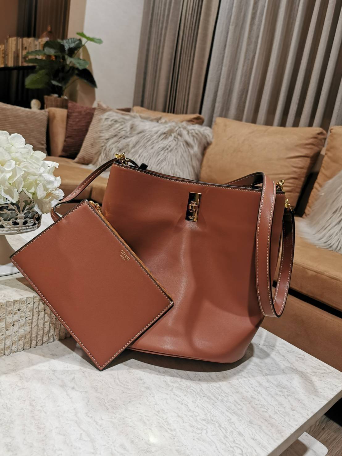 VIP 】NEW! ซื้อ1ได้ถึง2! CELINE TRIOMPHE BUCKET BAG VIP GIFT WITH PURCHASE (GWP) พรีเมี่ยมกิ๊ฟ Limited Edition จาก CELINE PERFUME DUTYFREE COUNTER วัสดุ TRIOMPHE CANVAS & CALFLEATHER ดีไซน์ทรง Bucket ใบใหญ่กำลังดี มาพร้อม Clutch ใบเล็กเข้าชุด หนังนิ่มสวยเน