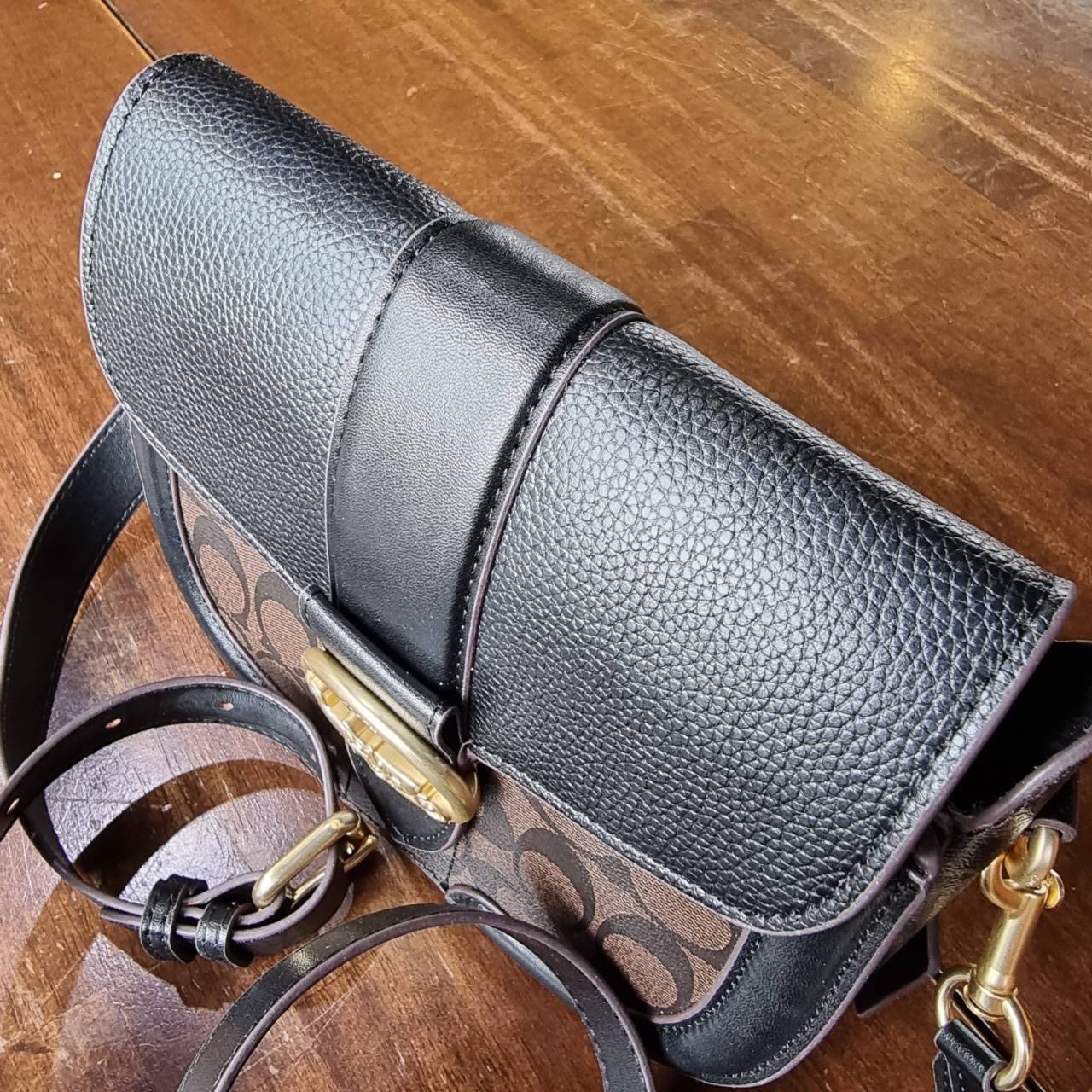 ของแท้ 💯% COACH C2806 GEORGIE SADDLE BAG IN SIGNATURE CANVAS ยกระดับความหรูให้กับตัวเองกันหน่อย