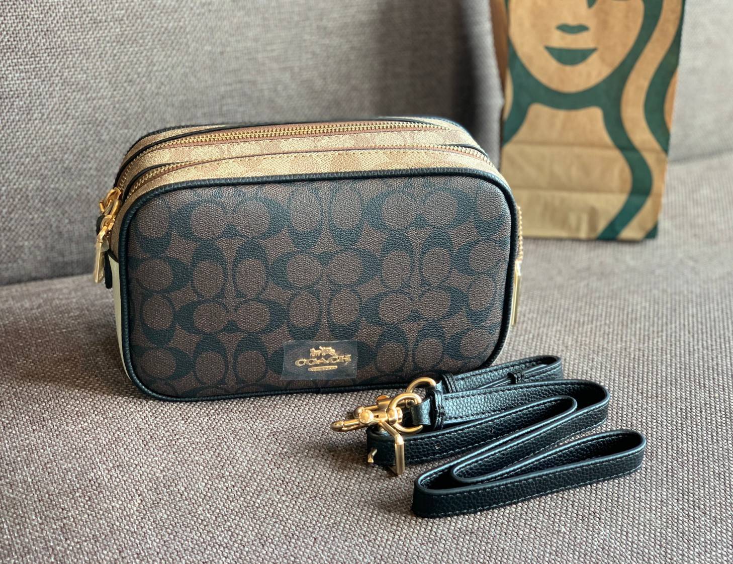 ใครที่รออยู่ห้ามพลาดเลยจร้าา! COACH JES CROSSBODY IN BLOCKED SIGNATURE CANVAS ((1767)) พร้อมส่งอีกครั้ง สินค้าขายดี กระเป๋าสะพายครอสบอดี้ร์หรือสะพายข้างได้ หนังแท้อย่างดีค่ะ 🔺สีหนังของรุ่นนี้ผสมกันได้ลงตัวดูดีมากๆทีเดียวค่ะ กระเป๋าแบบ2ช่องซิป ภายใ