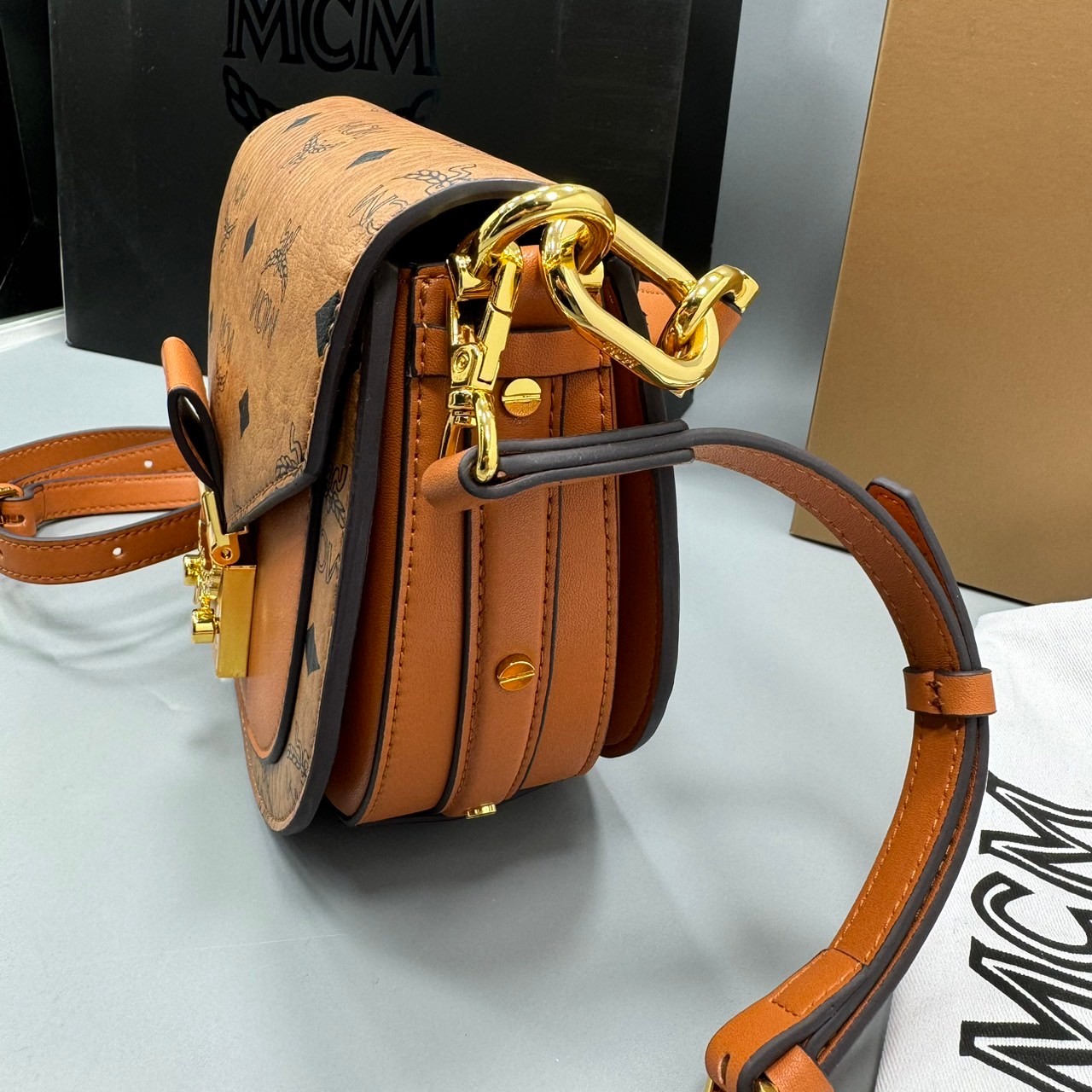 M.C.M MINI TRACY SHOULDER BAG IN VISETOS กระเป๋าสะพายไหล่ทรงครึ่งวงกลมขนาดมินิ ที่โดดเด่นด้วยรูปทรงคลาสสิกที่ทันสมัย เกรดออริ สลับแท้ 1:1 ใช้งานต่างประเทศได้