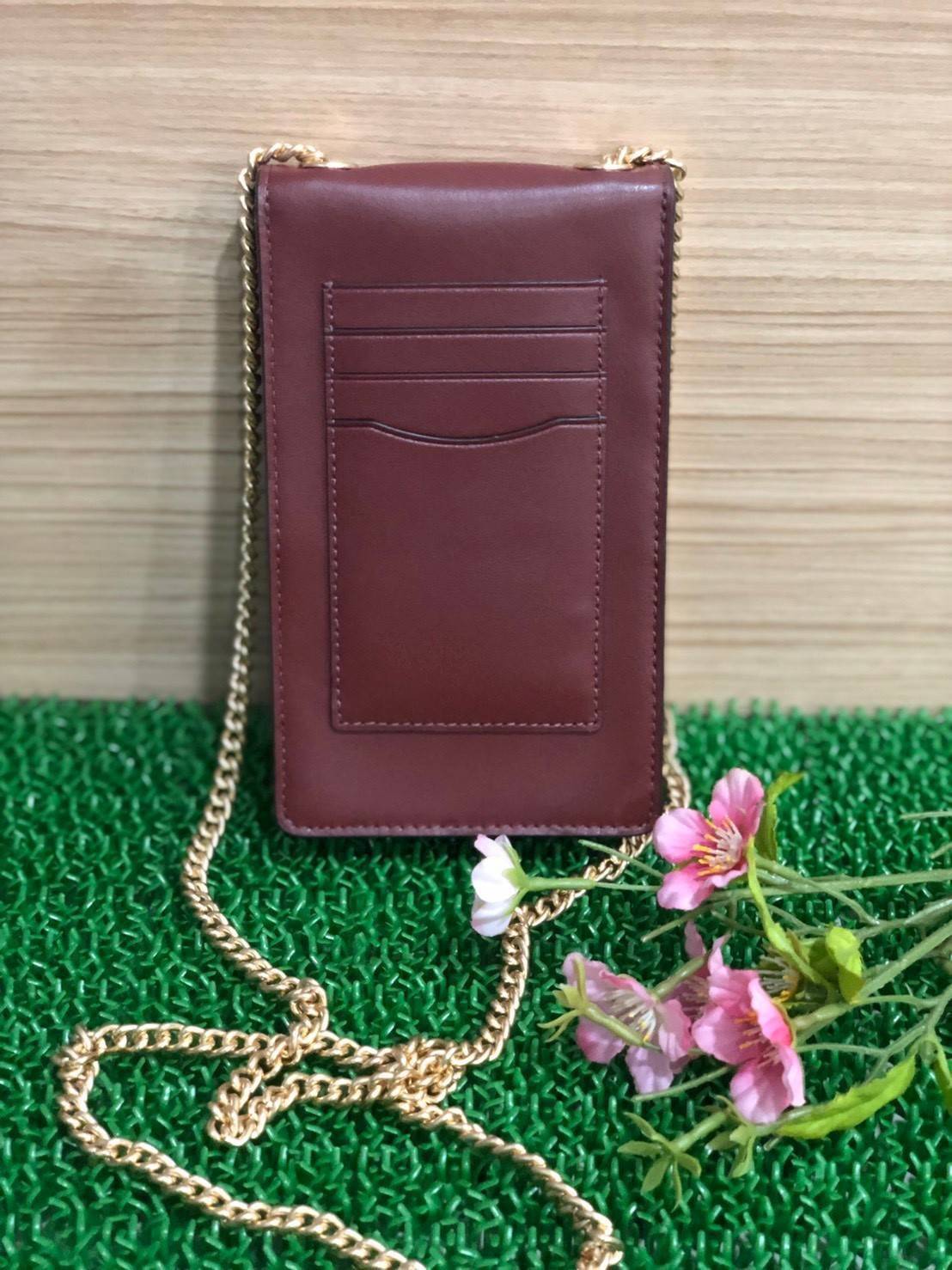 COACH PHONE CASE CROSSBODY BAG ((73486//76988//76357//39955//91046)) COACH NORTH/SOUTH CROSSBODY IN SIGNATURE CANVAS กระเป๋าใส่โทรศัพท์รุ่นนี้ มีความโดดเด่นทั้งดีไซน์และคุณสมบัติในการใช้งาน ด้วยลวดลายที่มีซิกเนเจอร์เป็นเอกลักษณ์แล้ว ด้านหลังยังมีช่องใส่กา