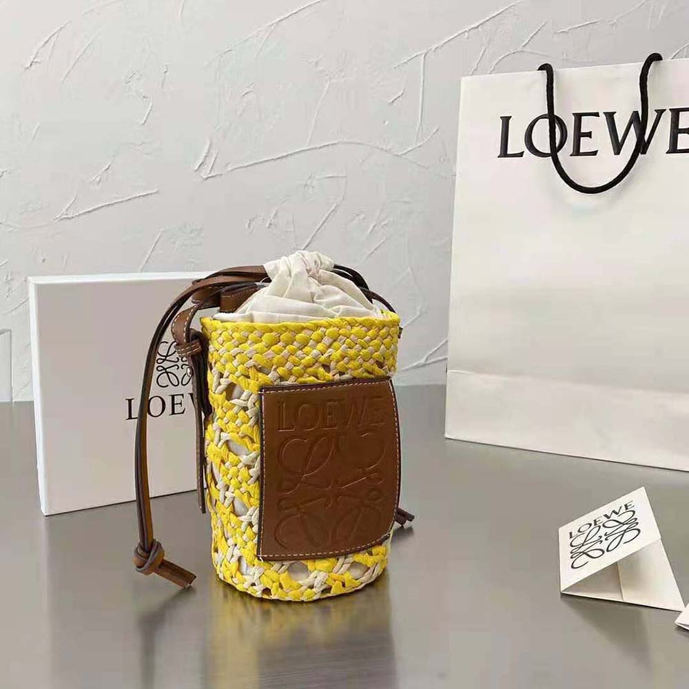 LOEWE Cylinder Pocket in iraca palm and calfskin กระเป๋าสาน สไตล์มินิมอล ไซส์มินิตะมุตะมิ น่ารักไม่ไหว แล้วคือดีต่อใจ แมทช์ง่ายใช้ได้กับทุกลุคค่ะบอกเลย