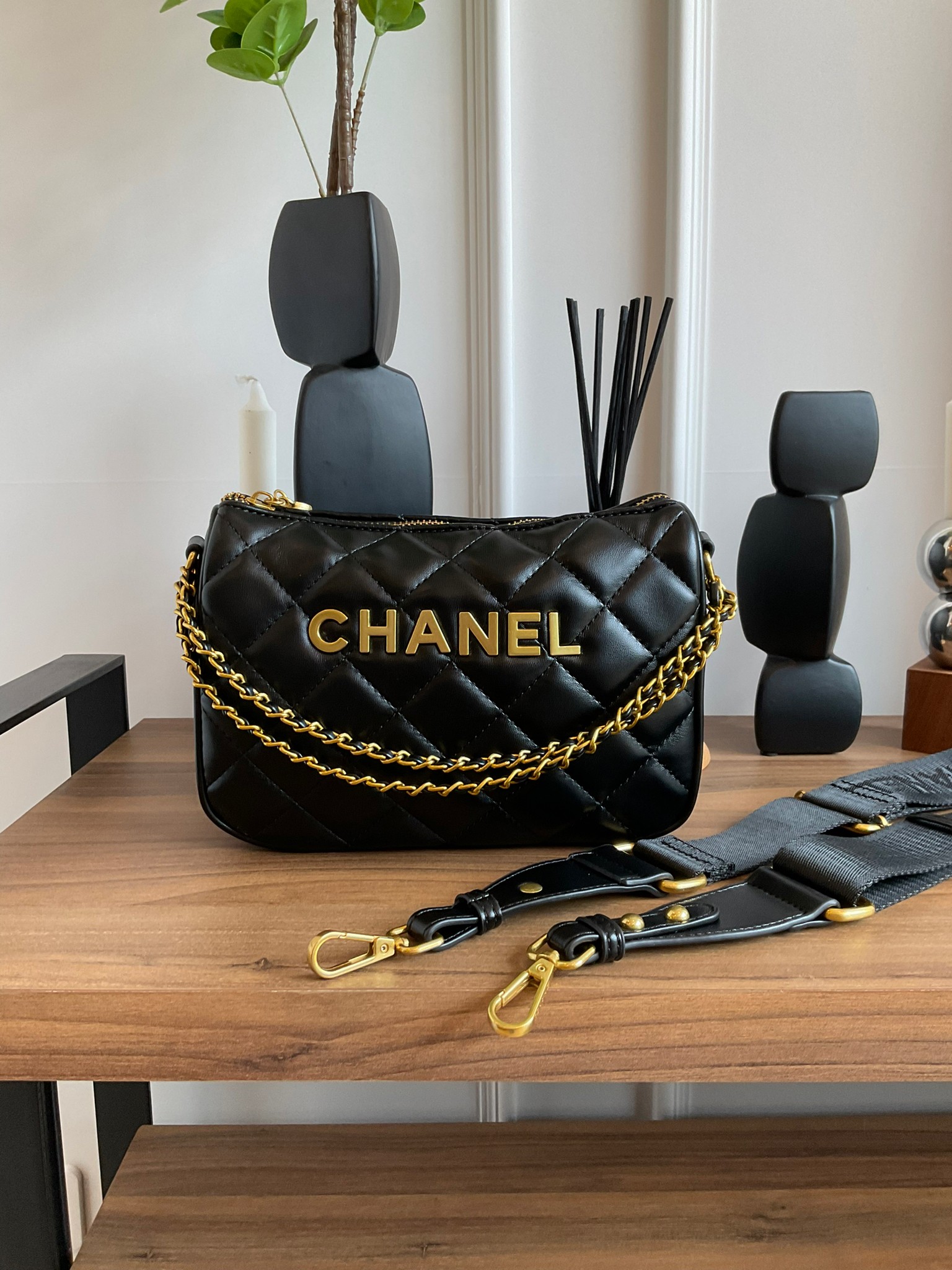 Chanel Crossbody bag black / CHANEL VIP GIFT CROSSBODY BAG กระเป๋าทรงสะพายข้าง ที่กำลังมาแรงมาในตอนนี้ ตัวกระเป๋าเป็นหนังพียูพรีเมี่ยม อะไหล่ทองวินเทจทั้งใบ ด้านหน้าประดับโลโก้แบรนด์ เปิดปิดด้วยซิปยาว ด้านในใส่กระเป๋าสตางค์ได้ถึงใบกลาง สามารถเป็นได้ทั้งกร