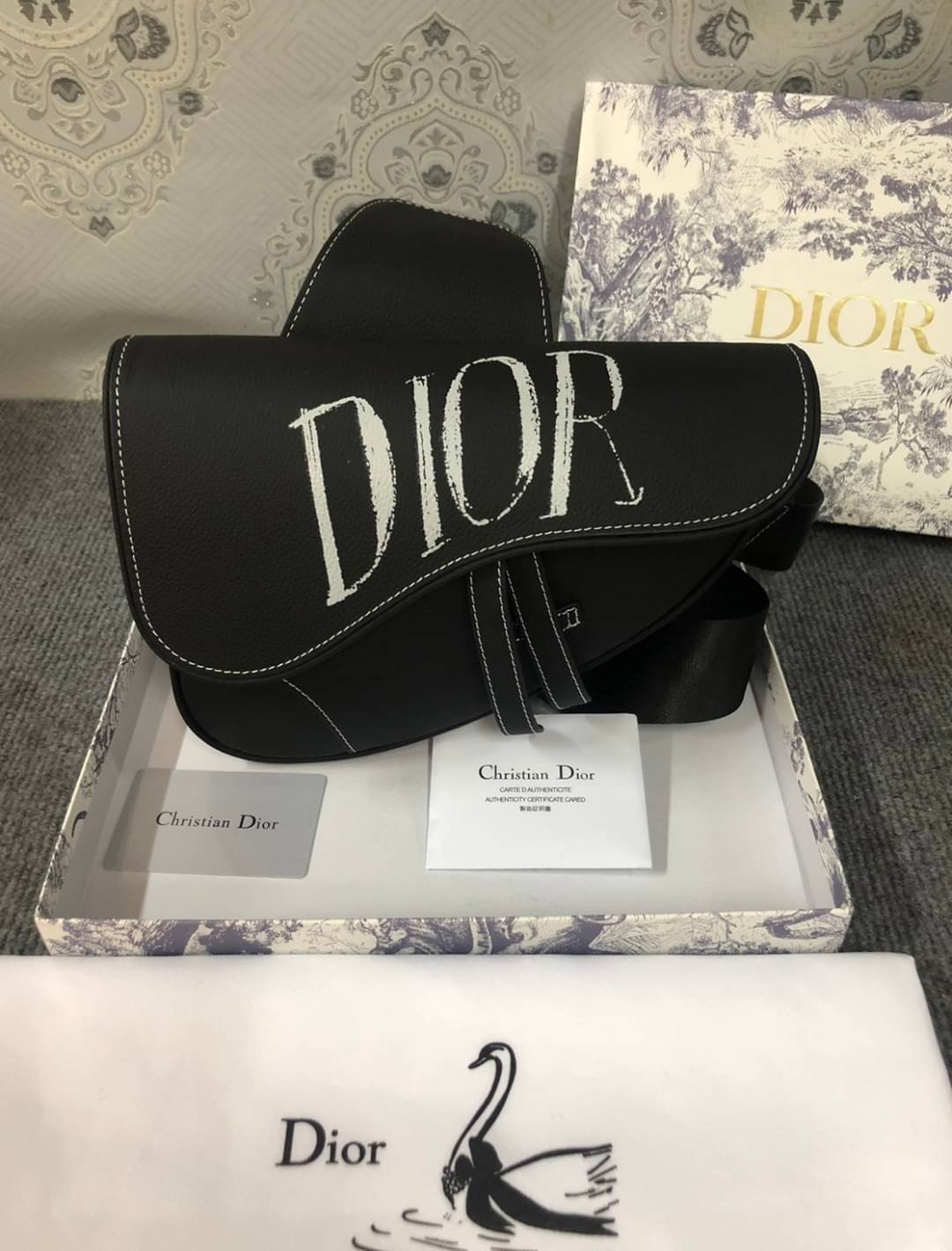 หนังแท้ Dior Shawn Stussy Saddle Crossbody Bag Printed Leather / Dior Waist Bag / Dior Belt Bag / Dior Saddle พร้อมส่งที่ไทย ภาพสินค้าถ่ายจากงานขายจริง ใช้งานต่างประเทศได้ค่ะ