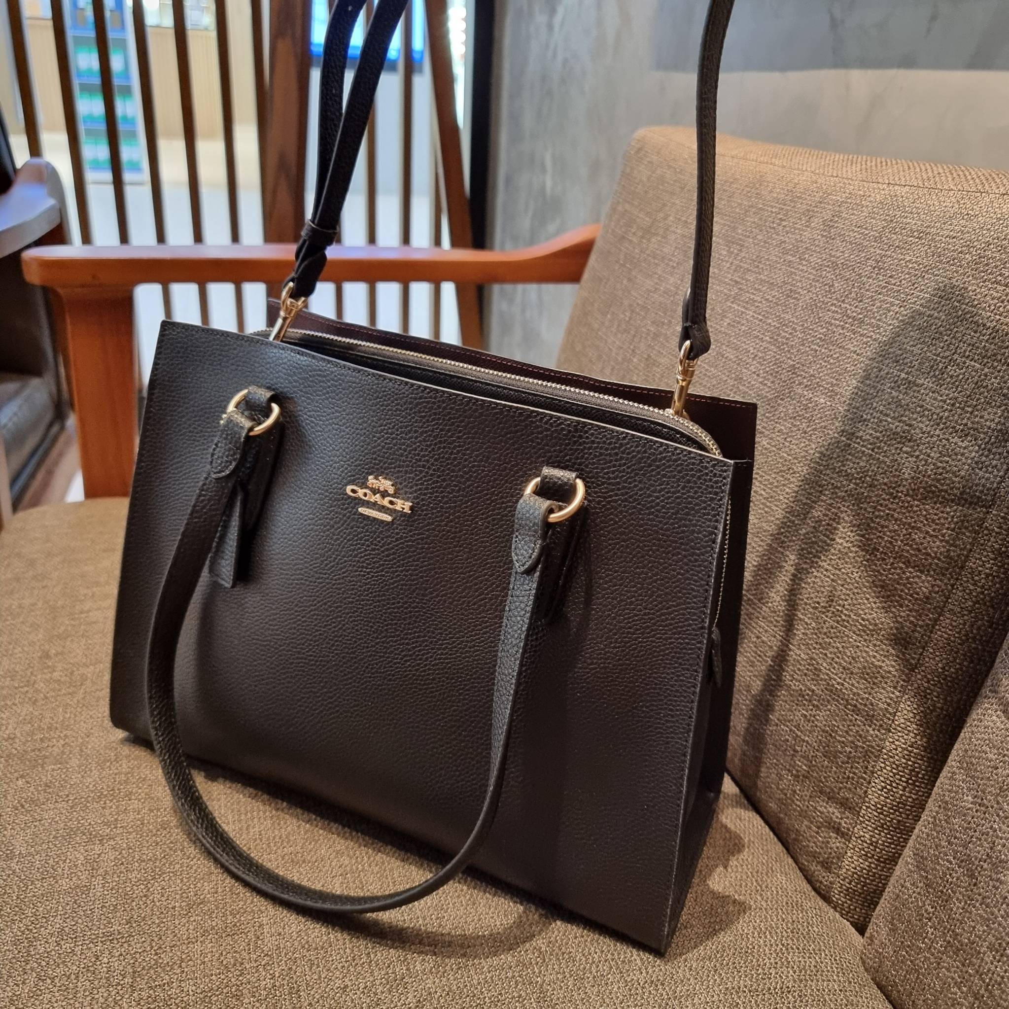 COACH C4075 TATUM CARRYALL IN SIGNATURE CANVAS คอลเลคชั่นใหม่ล่าสุด จัดมาให้ได้สวยก่อนใคร สวยหรูทุกสี!! ลุคผู้ดีต้องมาอีกหนึ่ง กระเป๋าสะพายทรงสวย ที่มาพร้อมสายสะพายไหล่ในตัว และสายครอสบอดี้สำหรับสะพายข้าง วัสดุหนัง crossgrain สวยคมมากๆ ตัวกระเป๋าถูกแบ่งเป