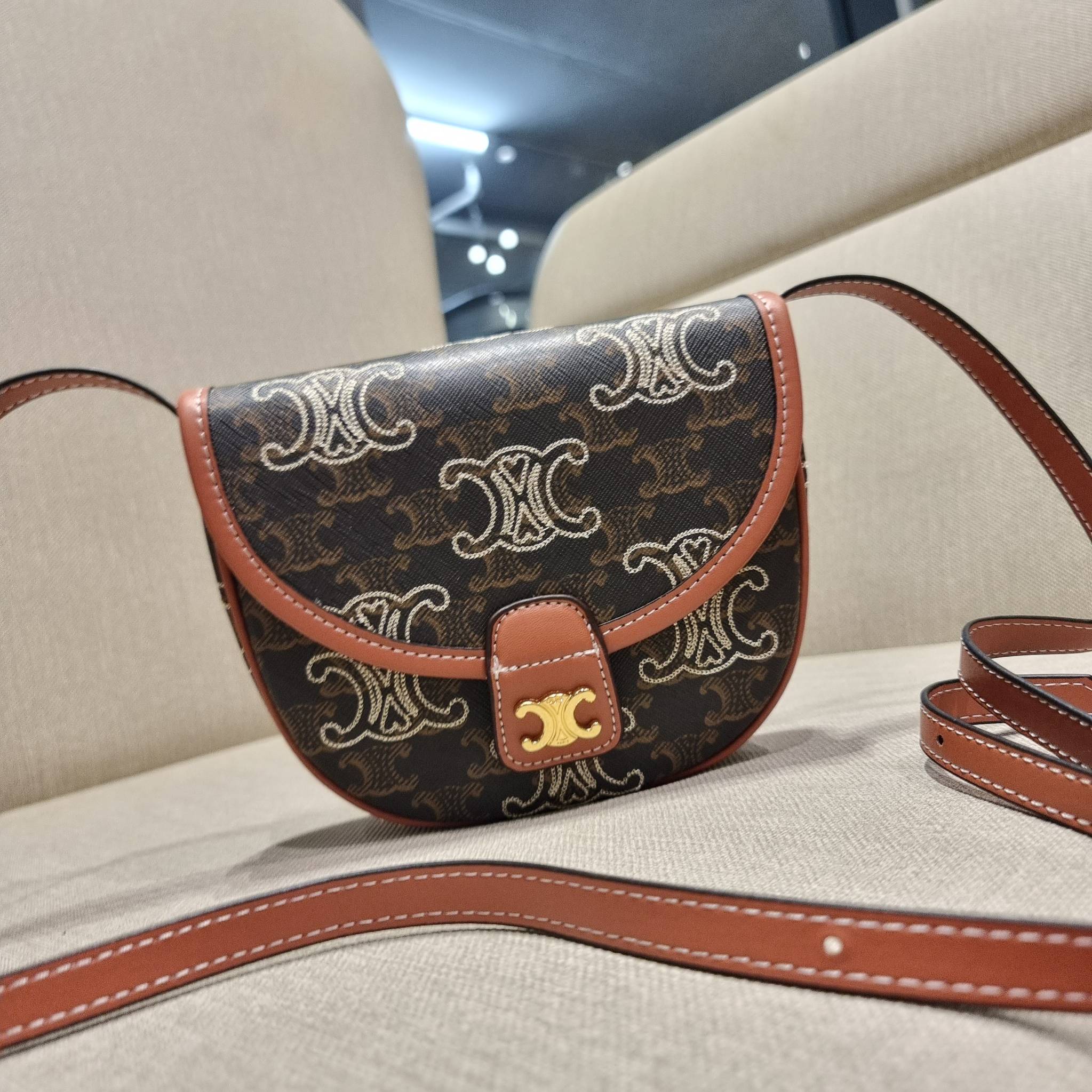 VIP 🥂 CELINE MINI BESACE IN TRIOMPHE CANVAS WITH TRIOMPHE HEART EMBROIDERY ใหม่พร้อมเสิร์ฟแบบไม่ต้องรอใคร!! กับกระเป๋าสะพายข้าง ที่เห็นแล้วต้องรัก ด้วยรูปทรงที่คลาสสิคแฝงความหรู ขนาดกำลังน่าใช้ โลโก้ลายปัก ดีเทลเดินด้ายรูปหัวใจ คละรอบใบ วัสดุหนังแ