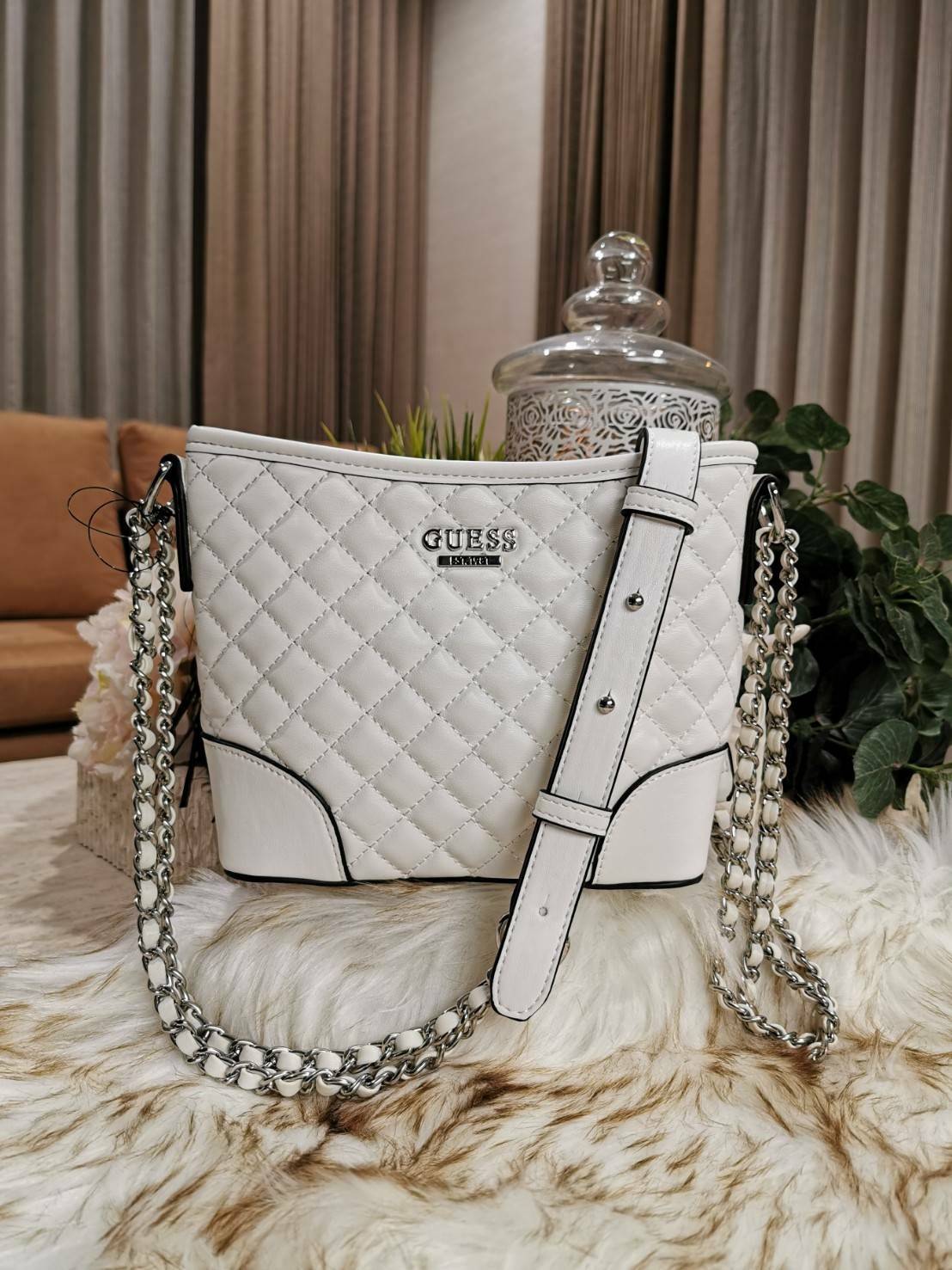 Guess Woman Factory Crossbody Bag กระเป๋าสะพายรุ่นใหม่ดีไซน์สวยหรูคลาสสิคจาก GUESS FACTORY วัสดุหนังเเกะสังเคราะห์เนื้อหนานิ่มลายตาราง เปิดปิดด้วยซิปสะดวกใช้ ด้านหน้ามีโลโก้ ภายในมีโลโก้ช่องใส่ของ และช่องซิป ใส่กระเป๋าสตางค์ใบยาว ของใช้ได้จุ มาพร้อมสายสะพ