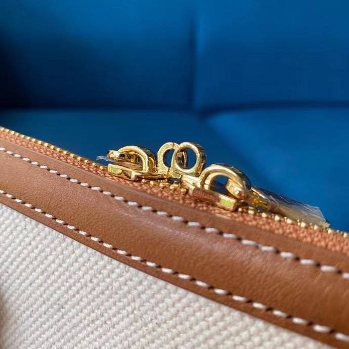 VIP GIFT หนังแท้ CELINE KEEPALL LARGE VOYAGE BAG IN TEXTILE WITH CELINE PRINT AND CALFSKIN BAG ใบใหญ่จุสัมภาระได้เยอะสุดๆ สวยหรูสุดคลาสสิค ดีไซน์ไม่มีเอ้าท์ เปิดปิดด้วยซิปแบรนด์ พร้อมห้อยแม่กุญแจอะไหล่แบรนด์สีทอง ภายในโล่งกว้างและจุมากใช้เป็นกระเป๋าเดินทา