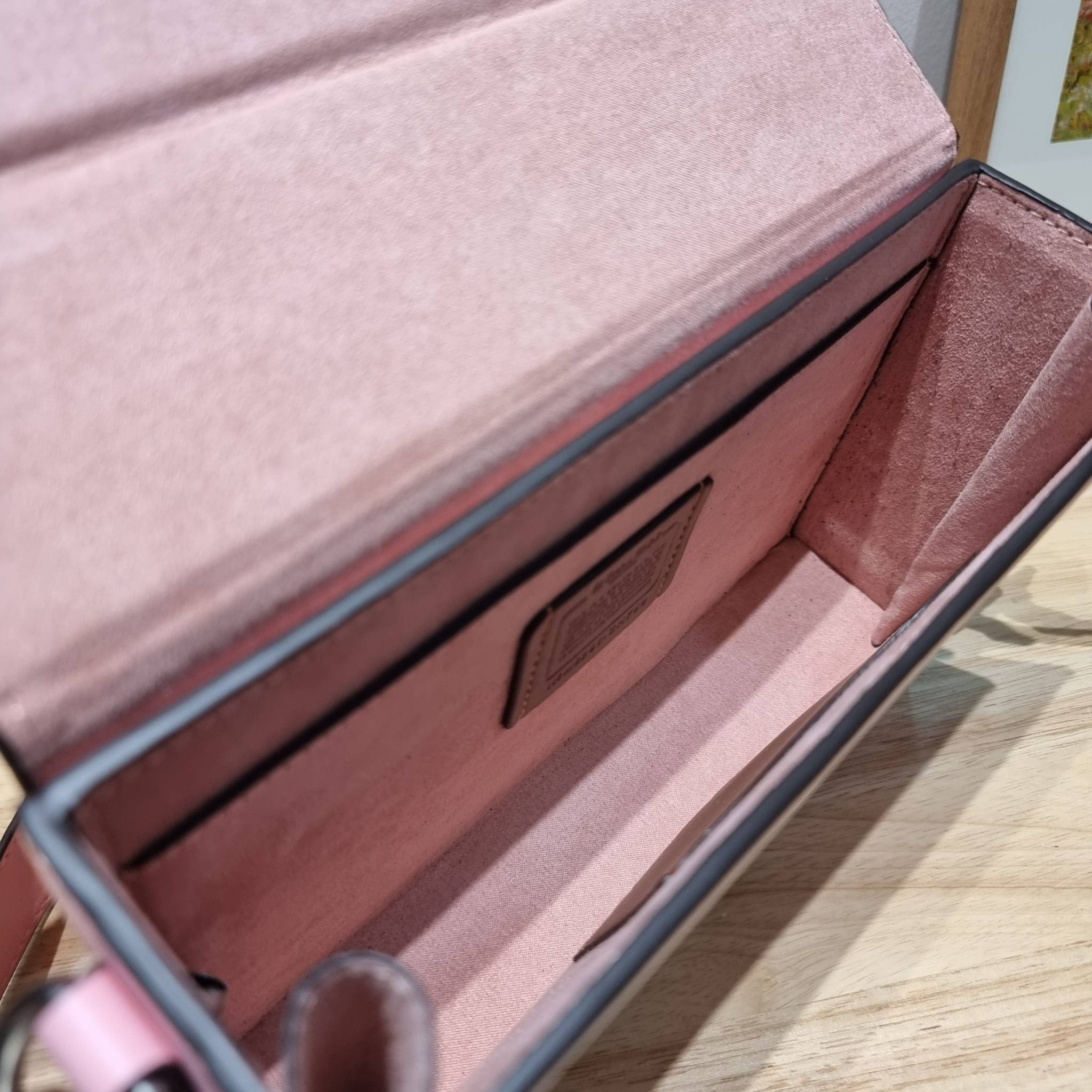 COACH CH798 TABBY BOX BAG IN SIGNATURE CANVAS ดีไซน์ใหม่ปี 2023 กับกระเป๋าสะพายมัลติฟังก์ชั่น ครบครัน ใช้งานได้หลากหลาย สวยคมชัด คลาสสิคใช้ได้ทุกลุค