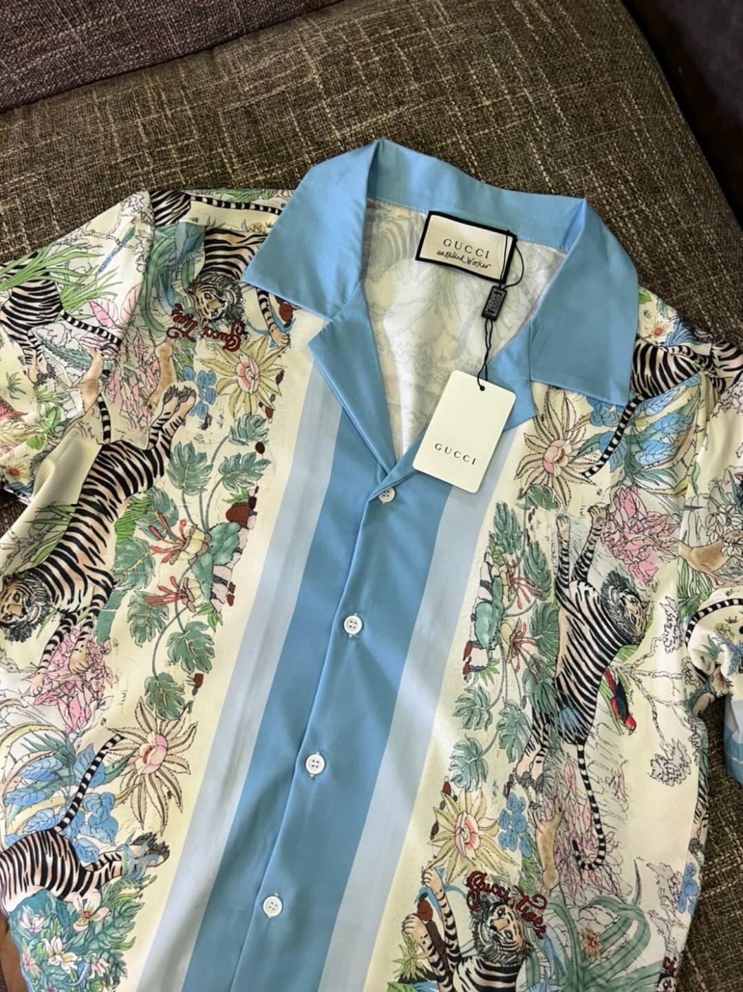Gucci Tiger bowling shirt / Gucci Men's Shirts / Gucci Shirts งานเกรดออริจินอล พิมพ์ลายคมชัด มีป้ายแท็กที่คอเสื้อทุกตัว พร้อมส่งที่ไทย ภาพสินค้าถ่ายจากงานขายจริง ใช้งานต่างประเทศได้
