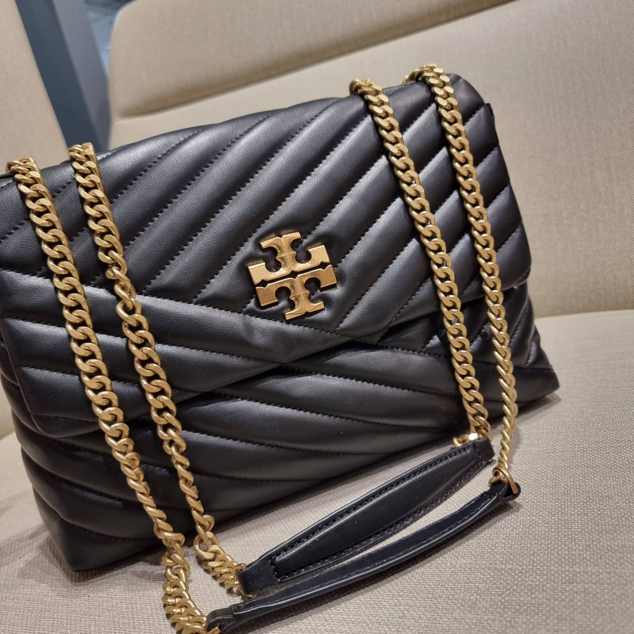 TORY BURCH KIRA CHEVRON CONVERTIBLE SHOULDER BAG กระเป๋าสะพายรุ่นยอดฮิต ไซส์ใหญ่จัดเต็มให้เน้นๆ ใช้ยังไงก็ดูหรู ดีไซน์เฉพาะตัว วัสดุหนังแกะ สัมผัสนิ่ม เปิด-ปิดด้วยกระดุมแม่เหล็ก ภายในเป็นช่องโล่ง แบ่งสัดส่วนไว้ดีมากๆ ใส่กระเป๋าสตางค์ มือถือ เครื่องสำอางค์