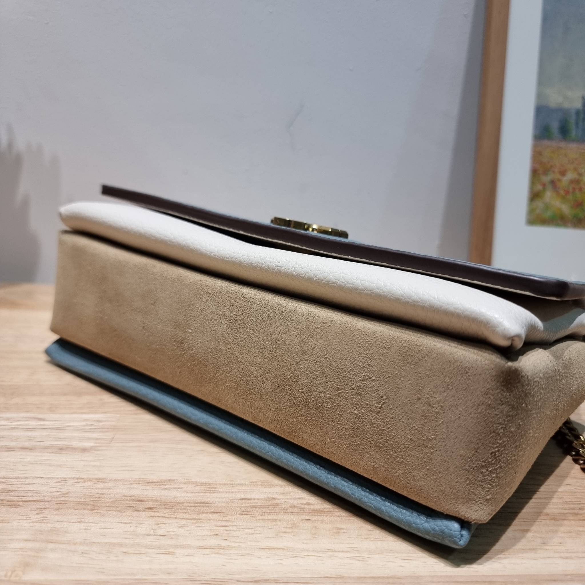 TORY BURCH LIMITED-EDITION SHOULDER BAG รุ่นลิมิเต็ด กับกระเป๋าสะพายไหล่ทรงผู้ดี ที่ผลิตมาในจำนวนจำกัด โดดเด่นด้วยอะไหล่ทองคลาสสิคหรูหรา