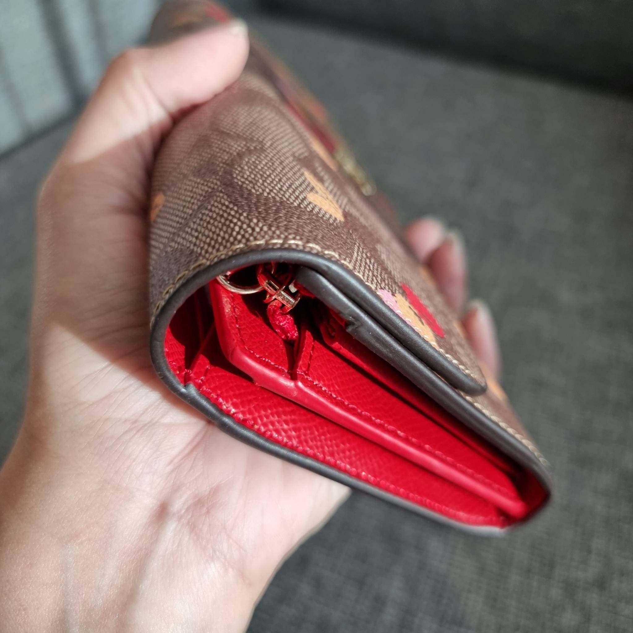 OUTLET 】COACH F31562 SLIM ENVELOPE WALLET IN SIGNATURE CANVAS WITH CHERRY PRINT คอลเลคชั่นใหม่ล่าสุด ต้อนรับนิวเยียร์ไปเลย!! 🍒🎊 กระเป๋าสตางค์รุ่นขายดี ทรงจดหมายรุ่นฝาพับ ดีไซน์ลายเชอร์รี่ น่ารักสดใส วัสดุหนังแคนวาสเคลือบลาย ภายในใส่มือถือไ