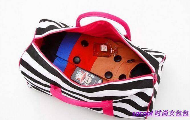 กระเป๋าเดินทาง Victoria's secret สีสันสดใส จุของได้เยอะมาก สารพัดจัดเก็บได้หมด มีสายสะพายให้ด้วยนะคะ สาวๆเดินทางบ่อยไม่ควรพลาดใบนี้เลยค่ะ แท้!! สินค้าพรีเมี่ยม จากเคาน์เตอร์ต่างประเทศ พร้อมส่งที่ไทยไม่ต้องรอพรีฯ