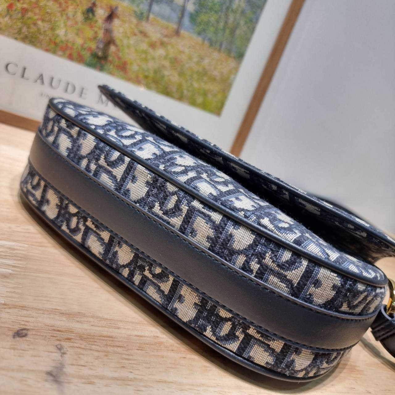 Small CD Besace Bag Blue Dior Oblique กระเป๋าสะพายทรงสวย ดีไซน์โลโก้โดดเด่นและหรูหรา