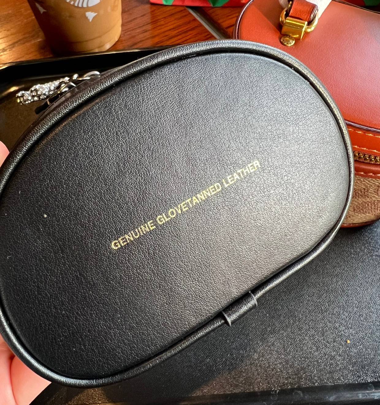 COACH TRAIL CROSSBODY 12 IN SIGNATURE CANVAS CE768 // CE769 มอบเป็นของขวัญปีนี้ รุ่นนี้ต้องเข้าแล้วล่ะคะ พร้อมส่งที่ไทยจำนวนจำกัด! ได้ล๊อตเปิดตัวราคาดีสุดมาค่ะ🎁มอบทันใช้ในช่วงเทศกาลปีใหม่นี้กันค่าา สวยไร้ที่ติ ✔️กระเป๋าใส่ของจำเป็นจุกจิก หน