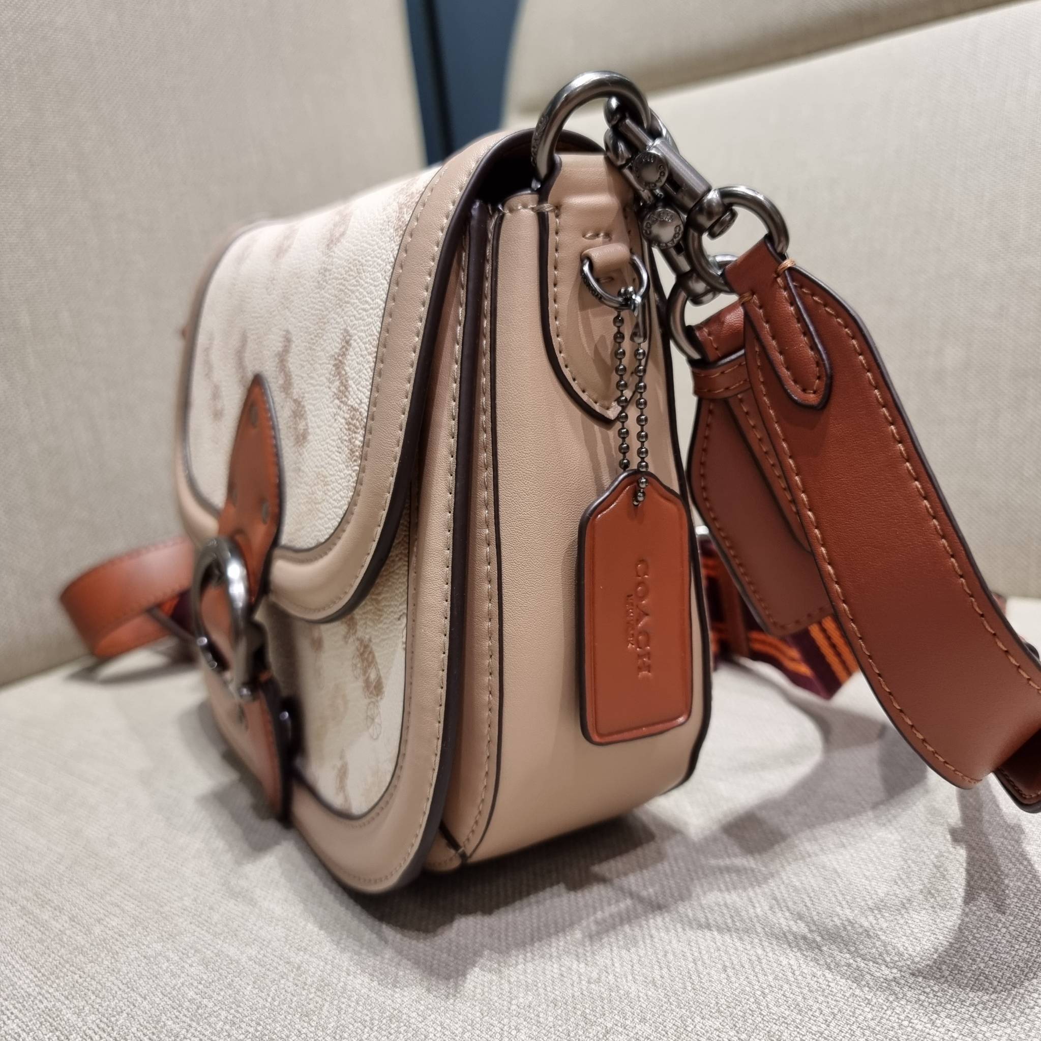 COACH C0745 BEAT SADDLE BAG WITH HORSE AND CARRIAGE PRINT The best item! ที่สาวๆรอคอย! ฮอตไฟลุก! สีหายาก ละมุนคุณหนู คอลเลคชั่นใหม่ ดีไซน์หรูหรา พิเศษมากๆมาพร้อมสายสะพาย 2 เส้น ใช้คู่กันหรือแยกสะพายก็สวยครบสูตร กระเป๋าสะพายทรง saddle คลาสสิค เปิด-ปิดด้วยก